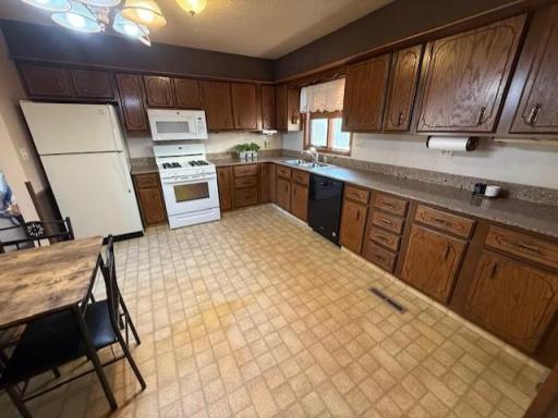 Kitchen, appliances included