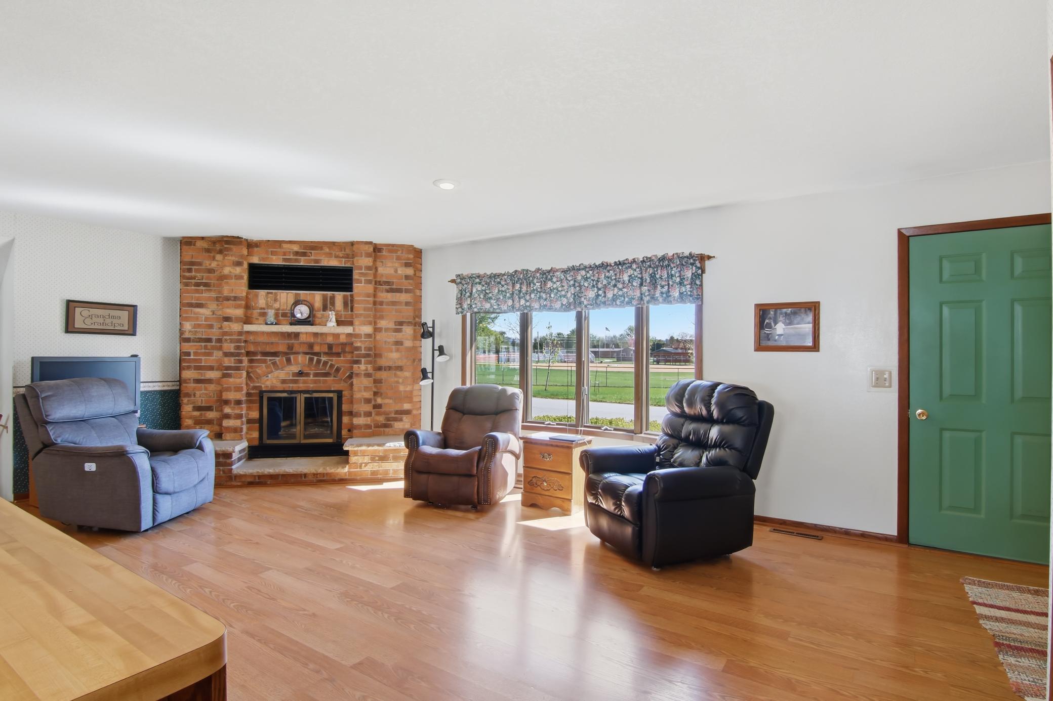 02-LivingRoom-1-jpg.jpg