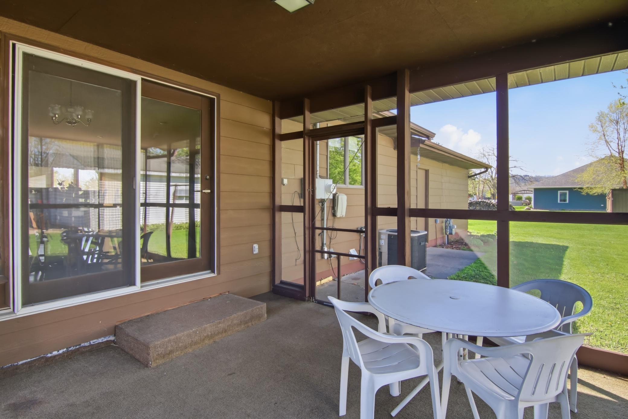 09-SeasonalPorch-2-jpg.jpg