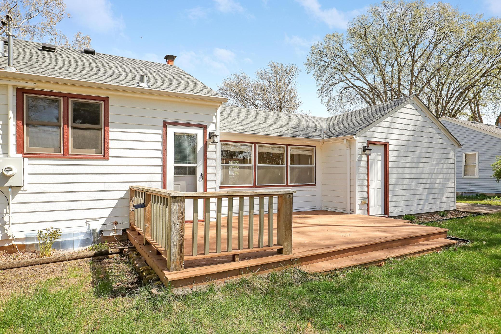 Low-maintenance composite deck