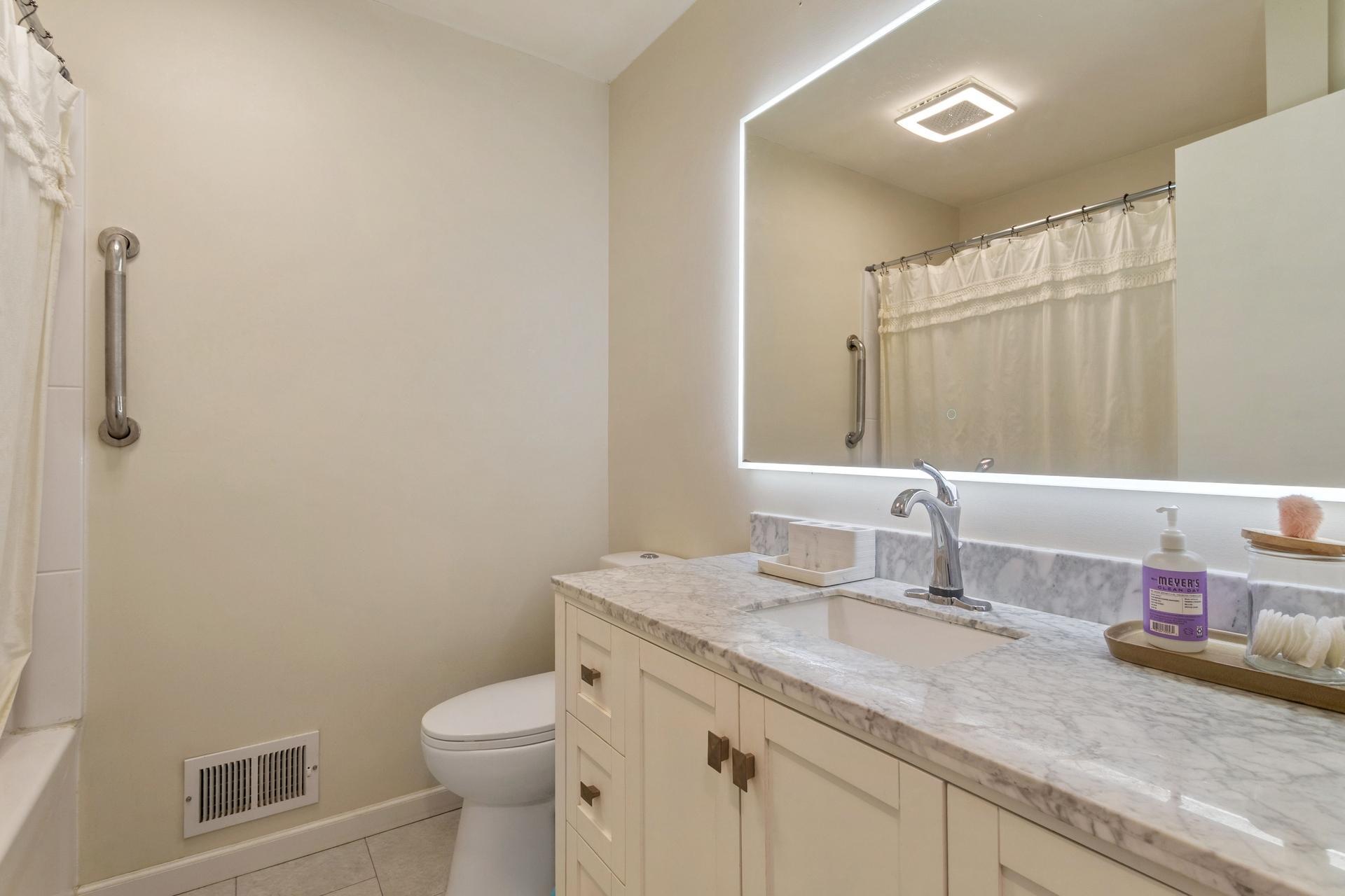 14 Upper level full bath.jpg