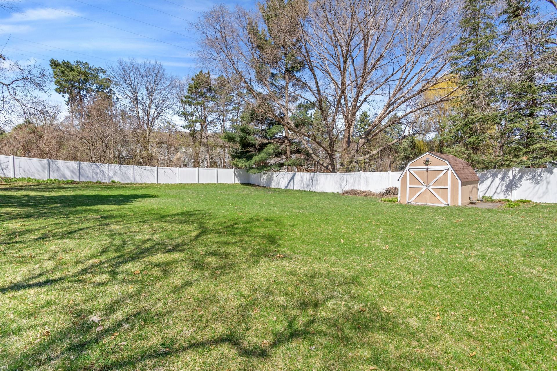 20 Large, fully fenced back yard.jpg