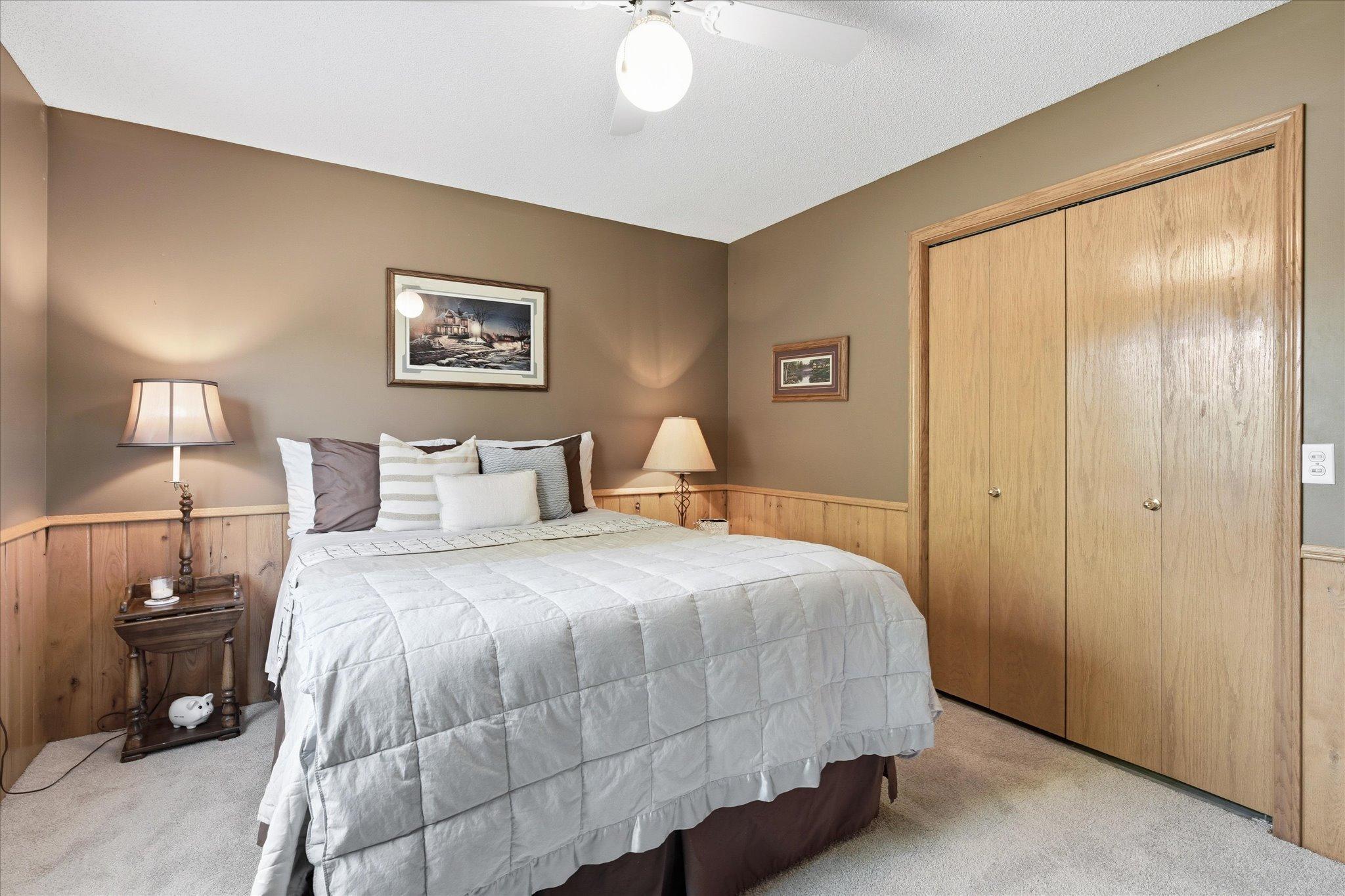 This bedroom has a ceiling fan too!