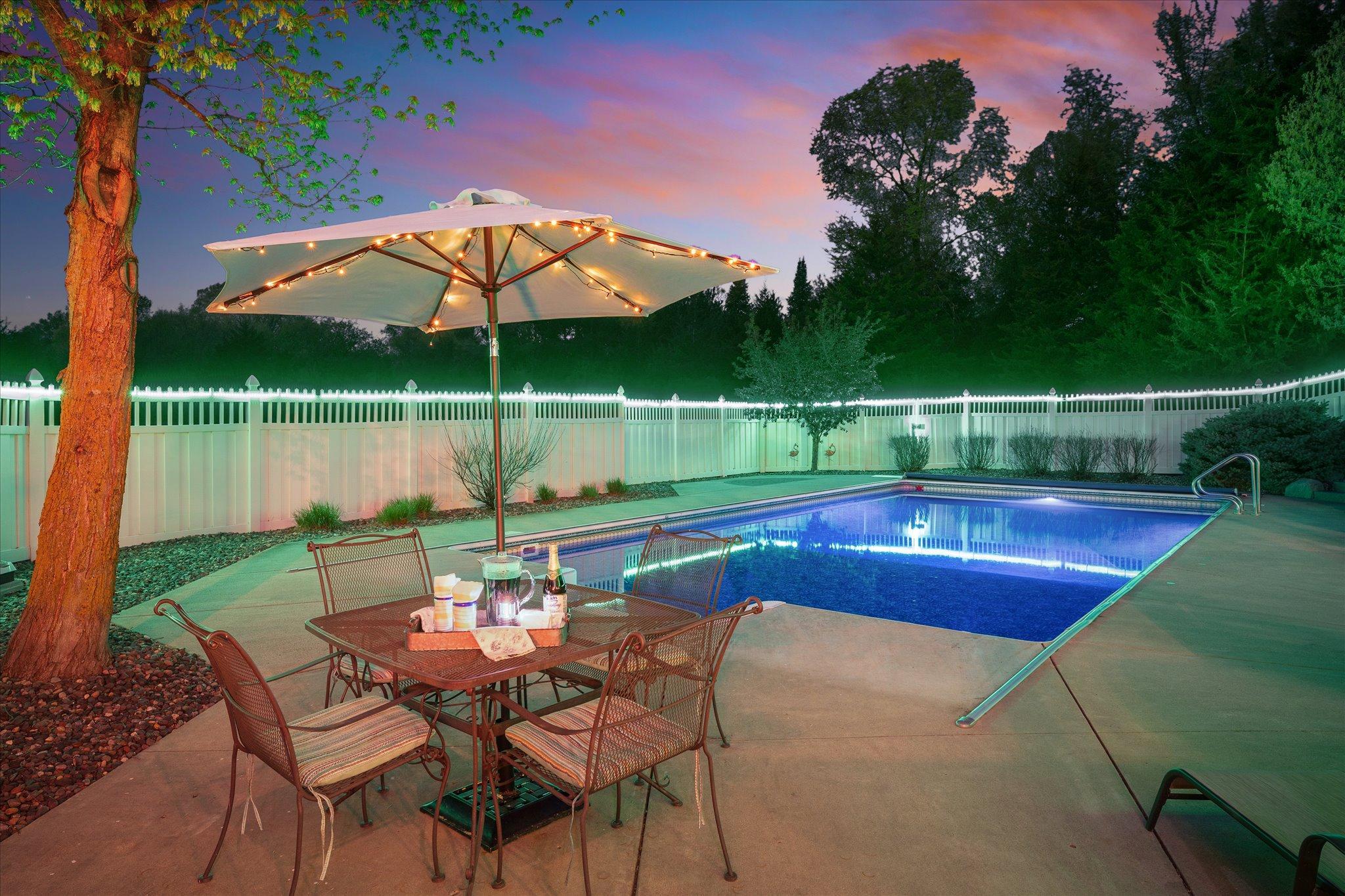 Poolside lunch anyone? Flank steak and margaritas today!