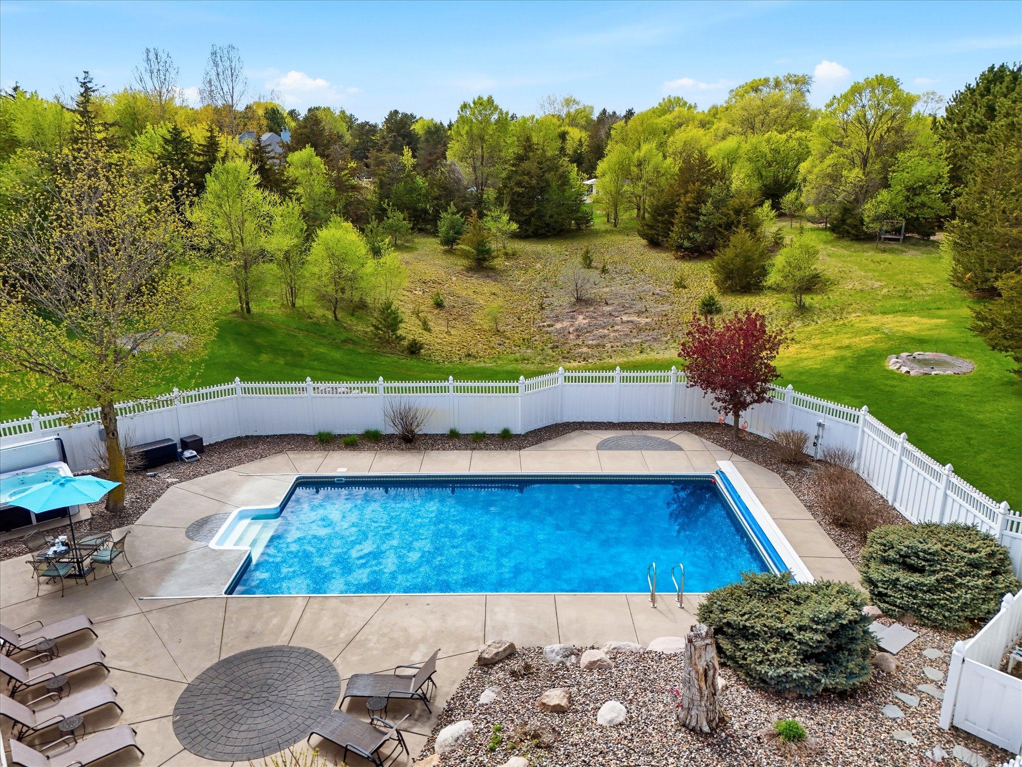 That white vinyl privacy fence will ensure you will be able to have fun back here without anyone looking in at you!