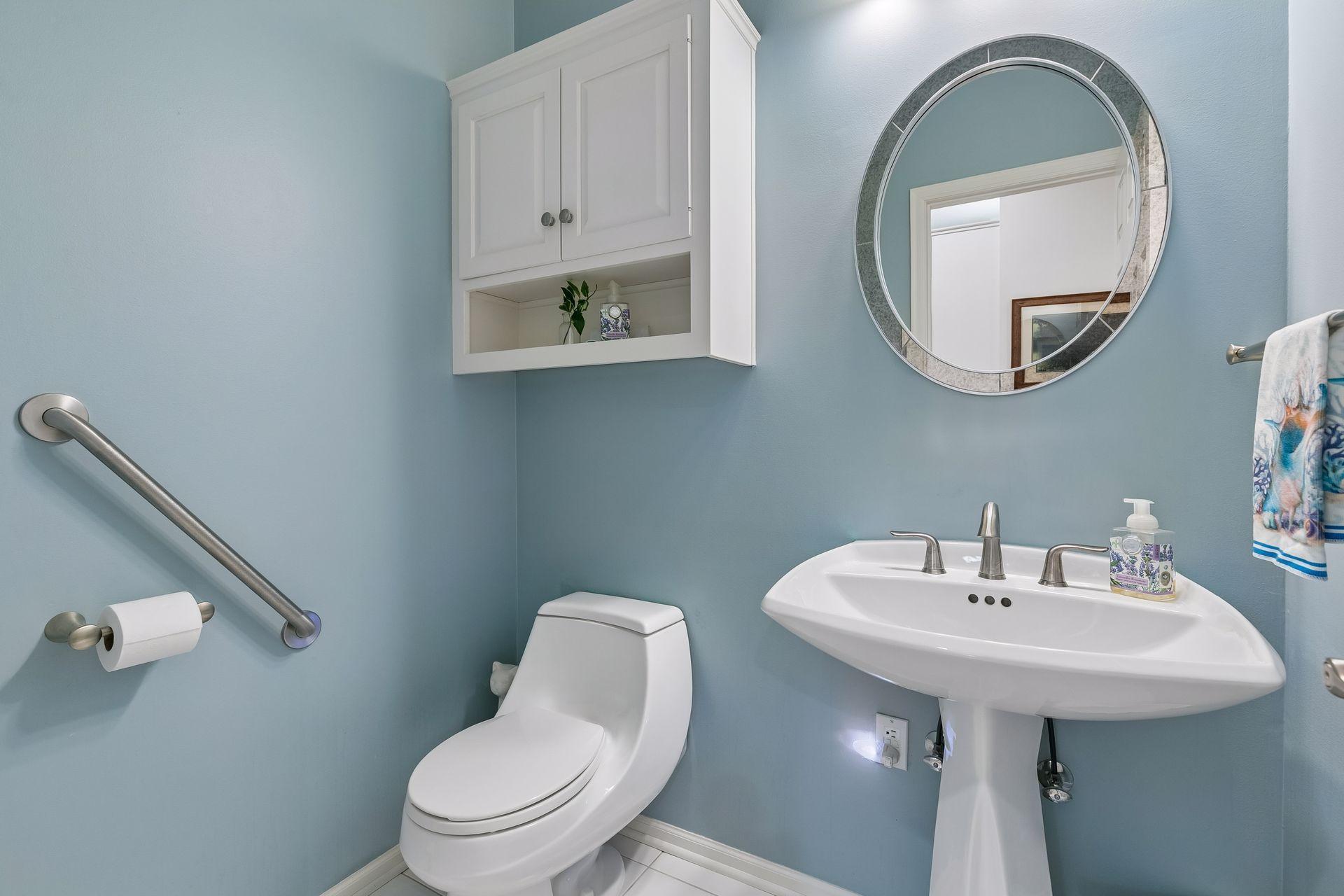 Main Floor guest power bath