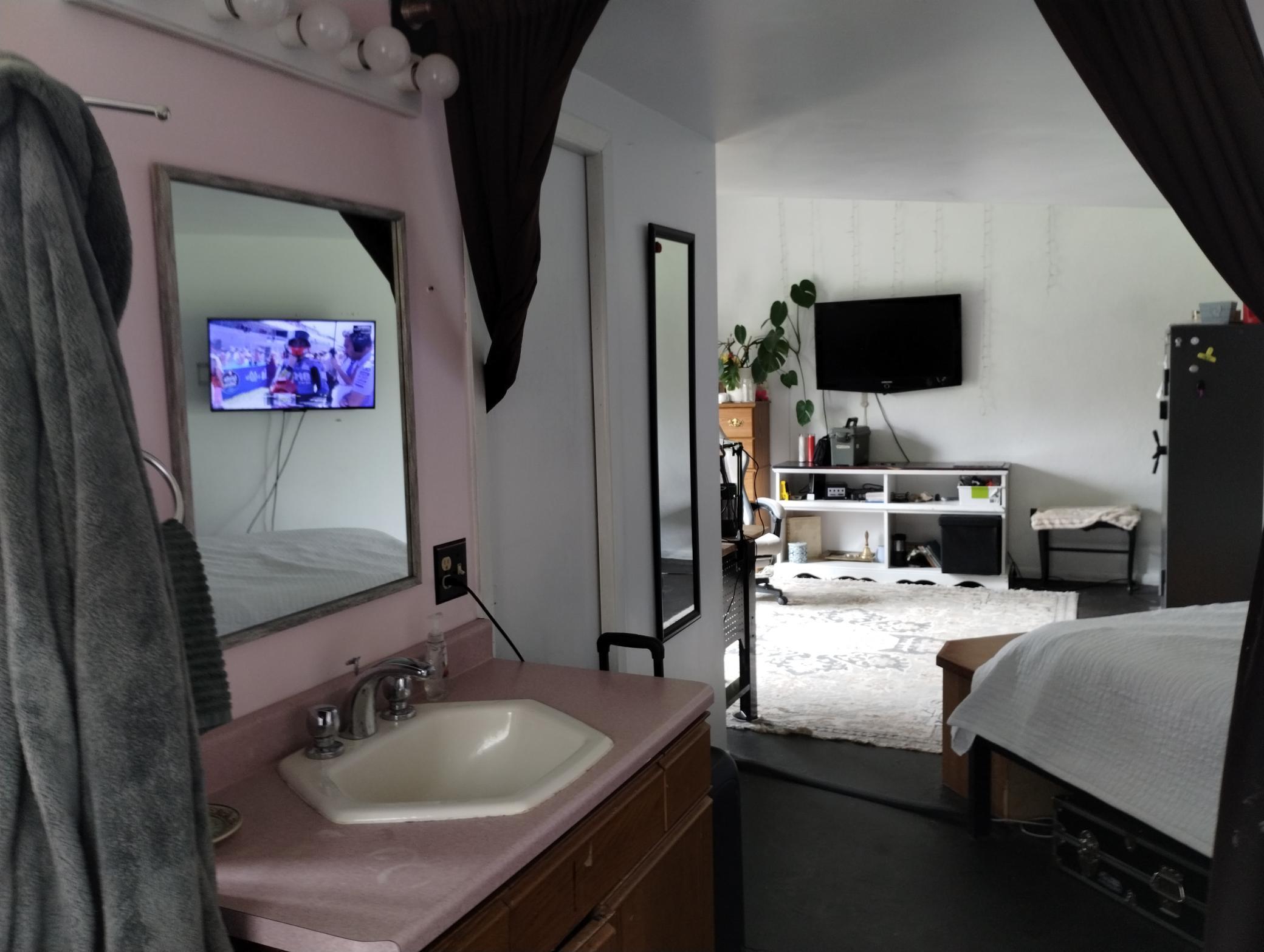 Primary Bedrooms full bath