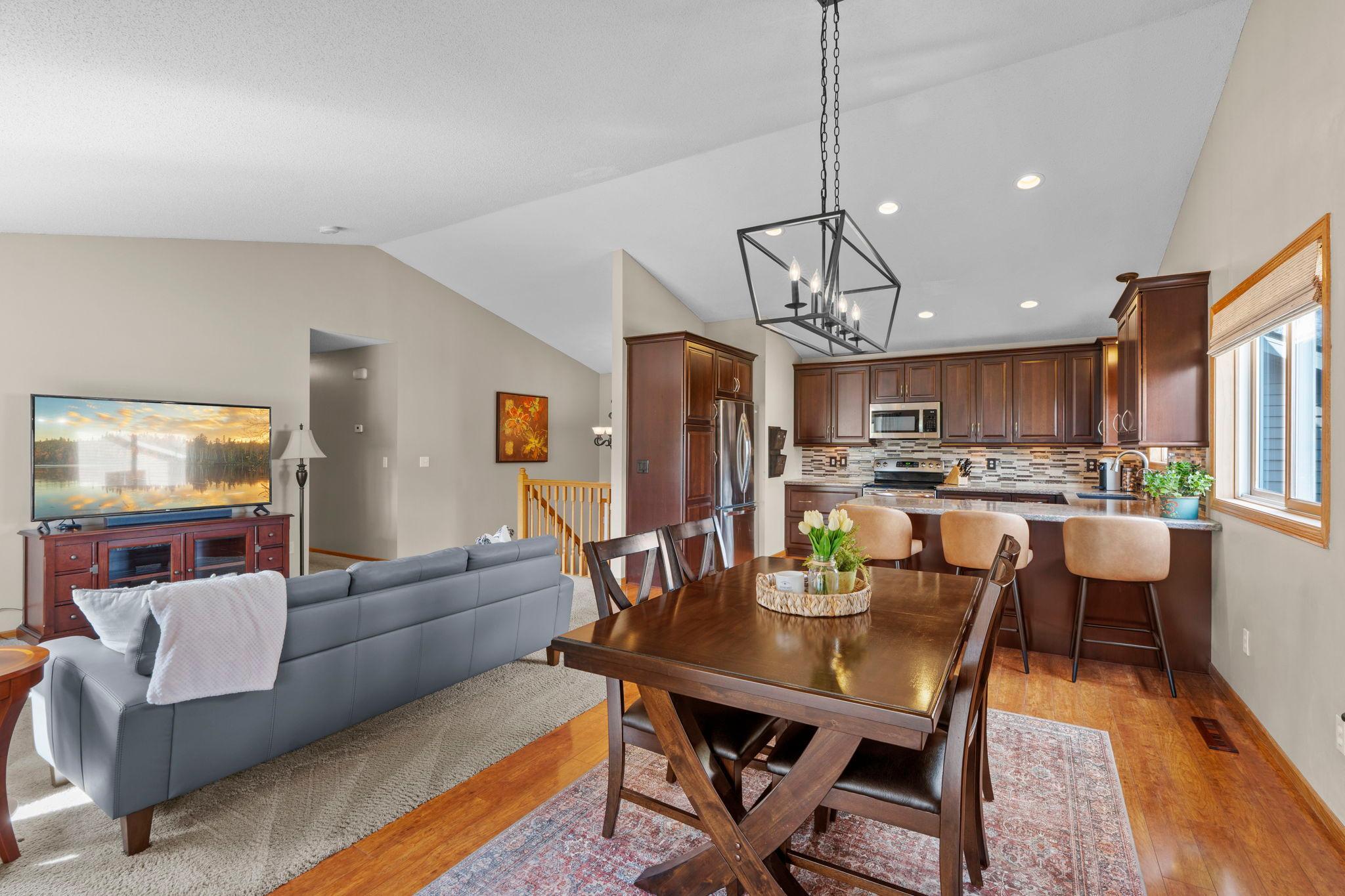 18-web-or-mls-7018 Eagle Trail-173.jpg
