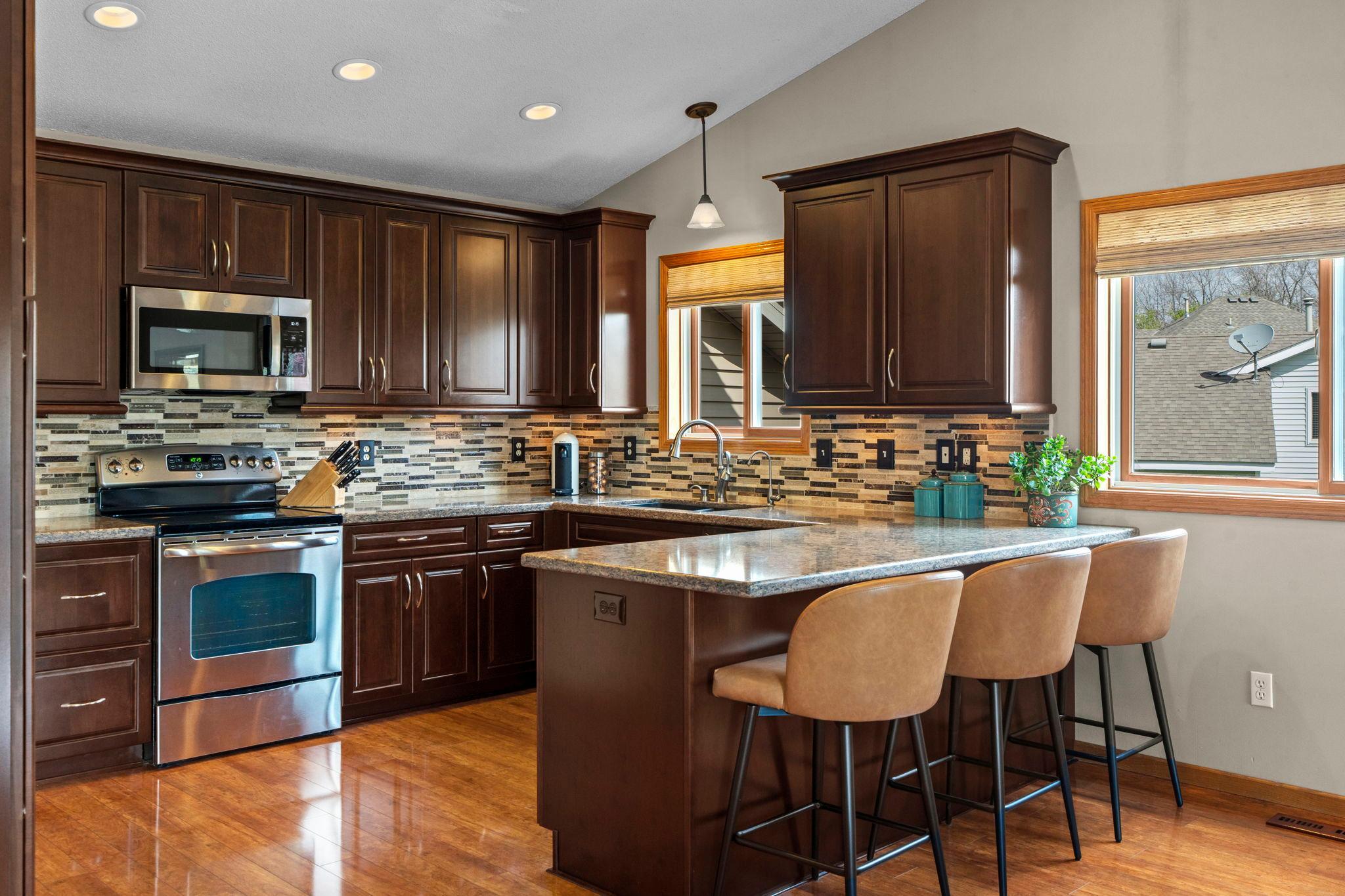 20-web-or-mls-7018 Eagle Trail-188.jpg