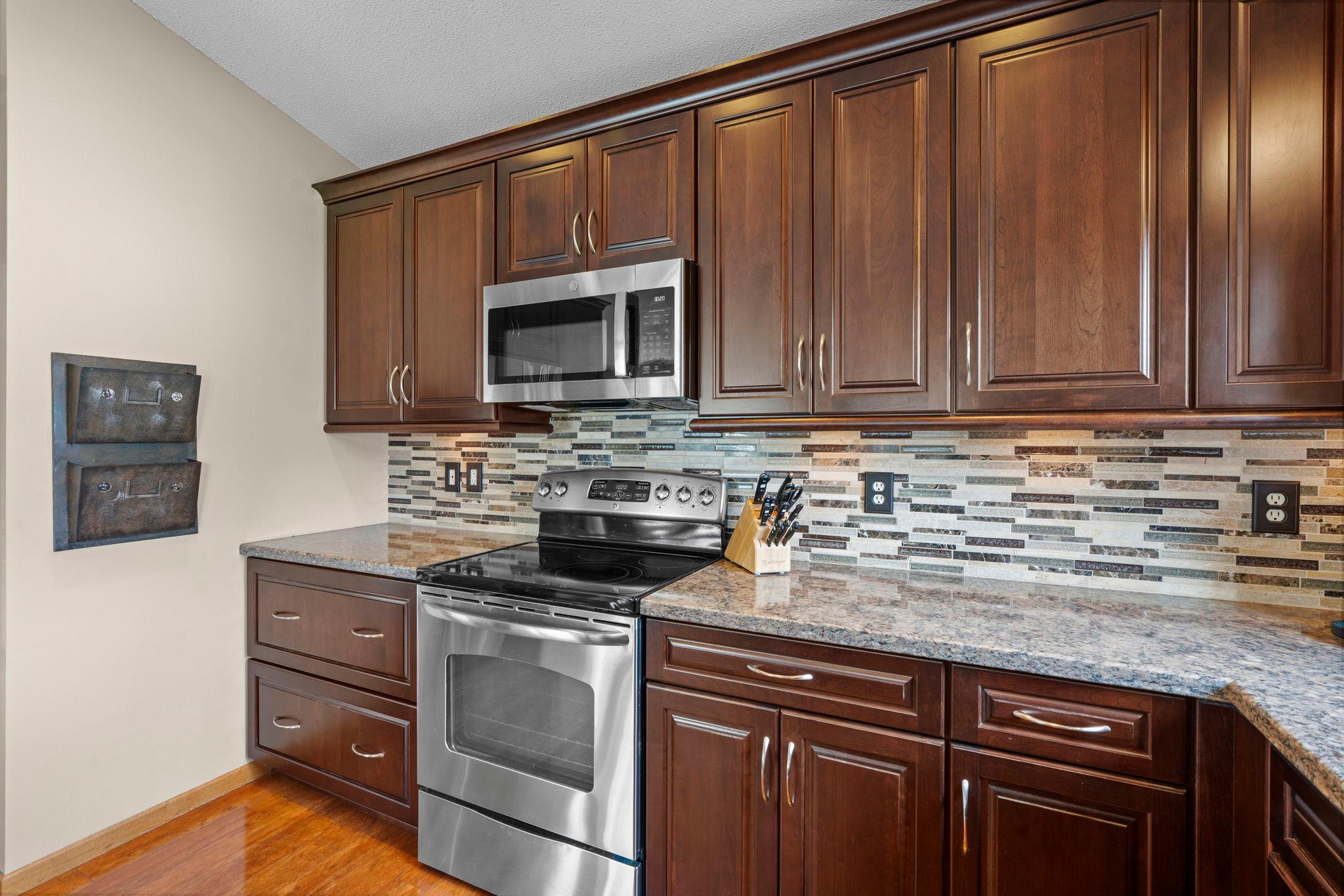 24-web-or-mls-7018 Eagle Trail-208.jpg