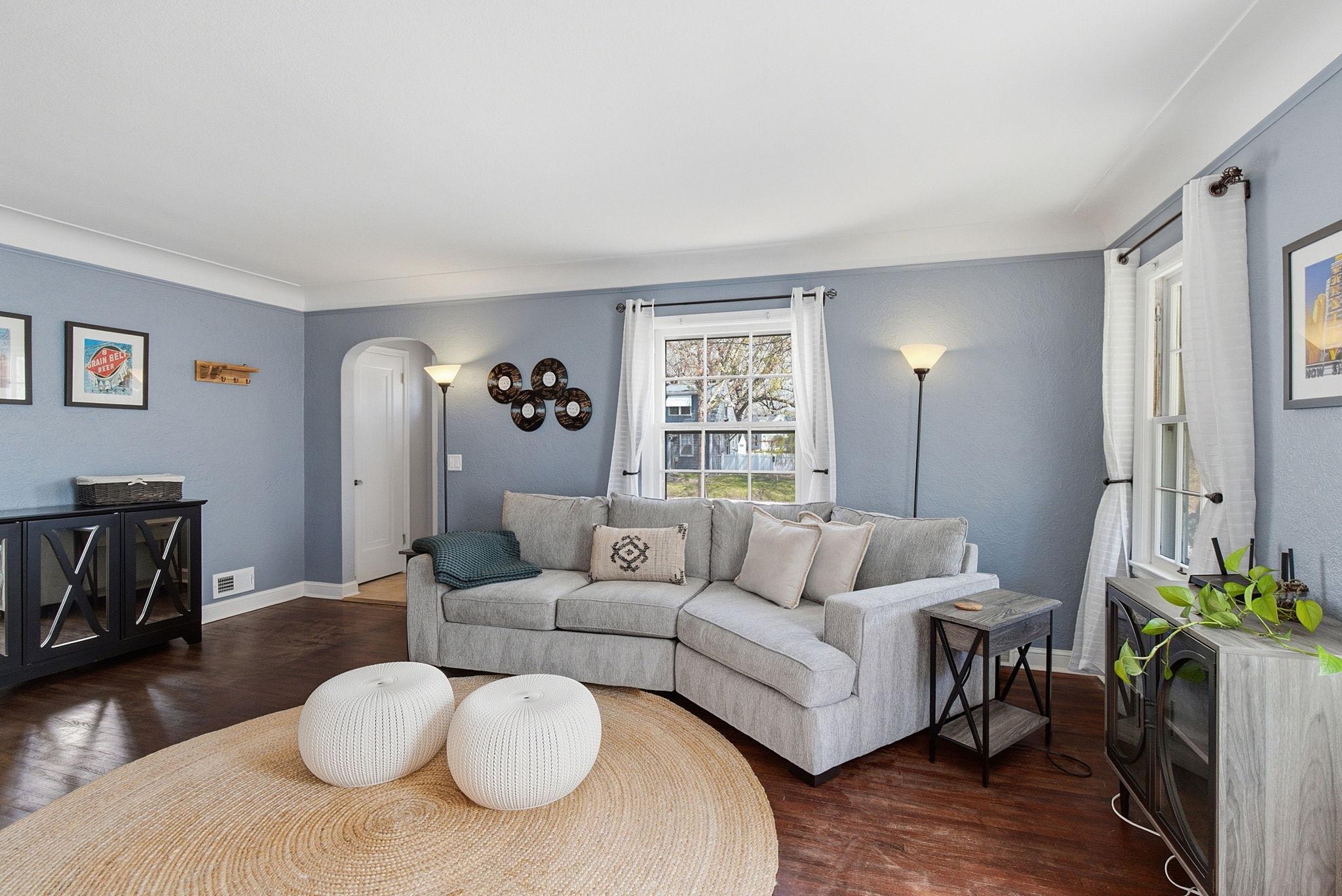 Wood floors, arched doorways and coved ceilings.