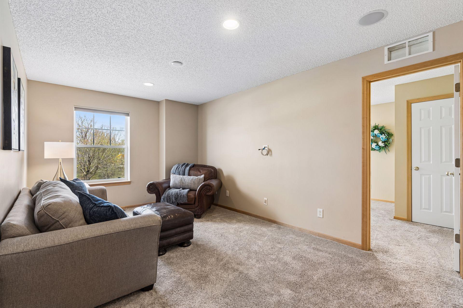 Large wall space in loft with a wall mount, perfect for any size television.