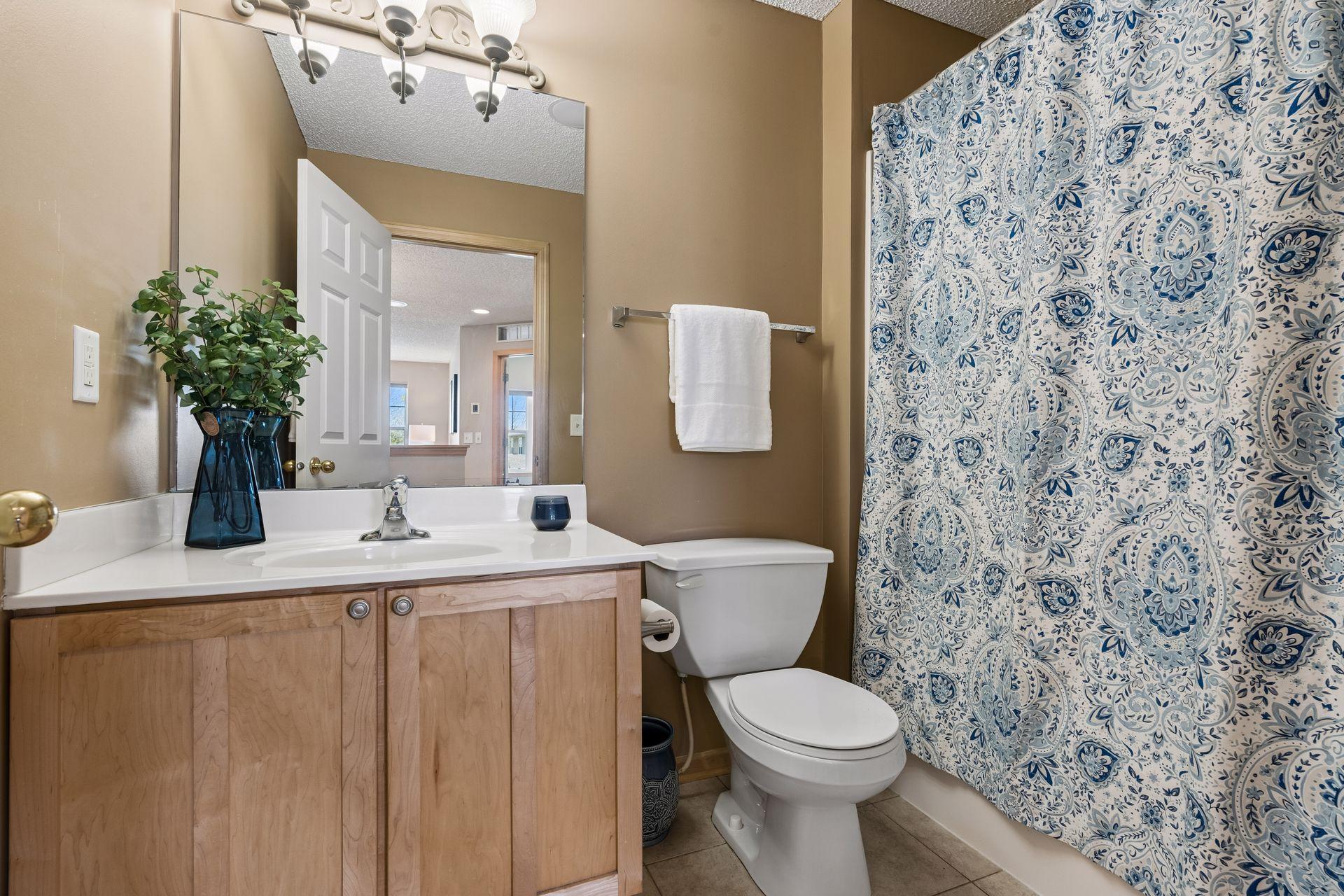 Beautiful upper-level main full bath.