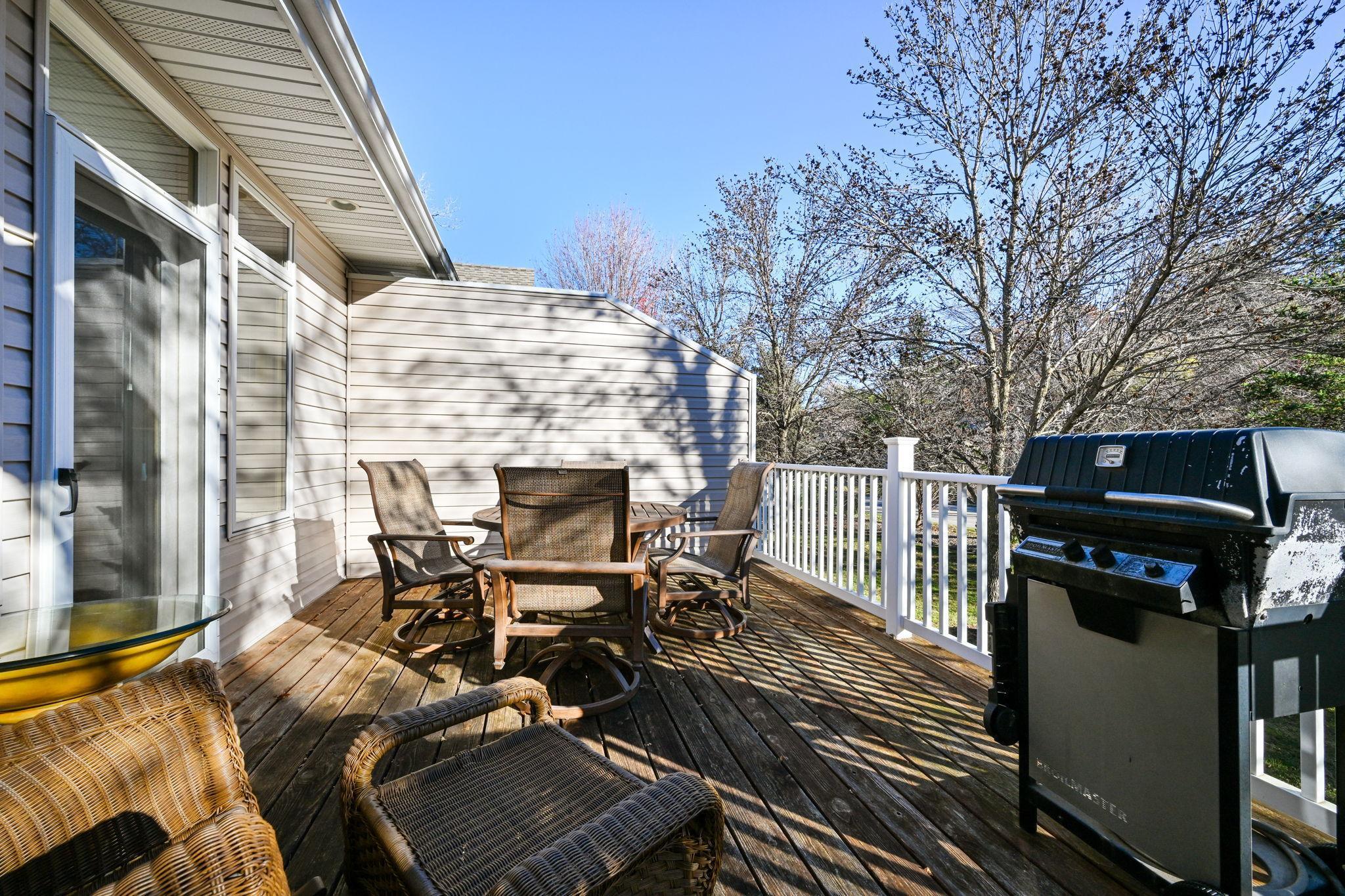 16-web-or-mls-14802 Margaret Pl 016Full.jpg