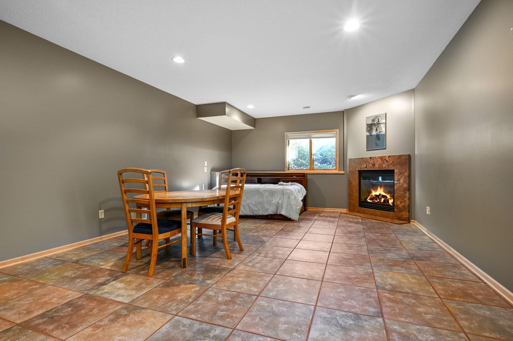 22-web-or-mls-14802 Margaret Pl 022Full.jpg