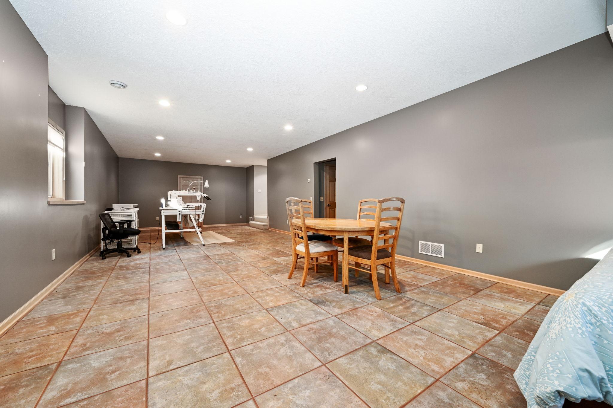 24-web-or-mls-14802 Margaret Pl 024Full.jpg