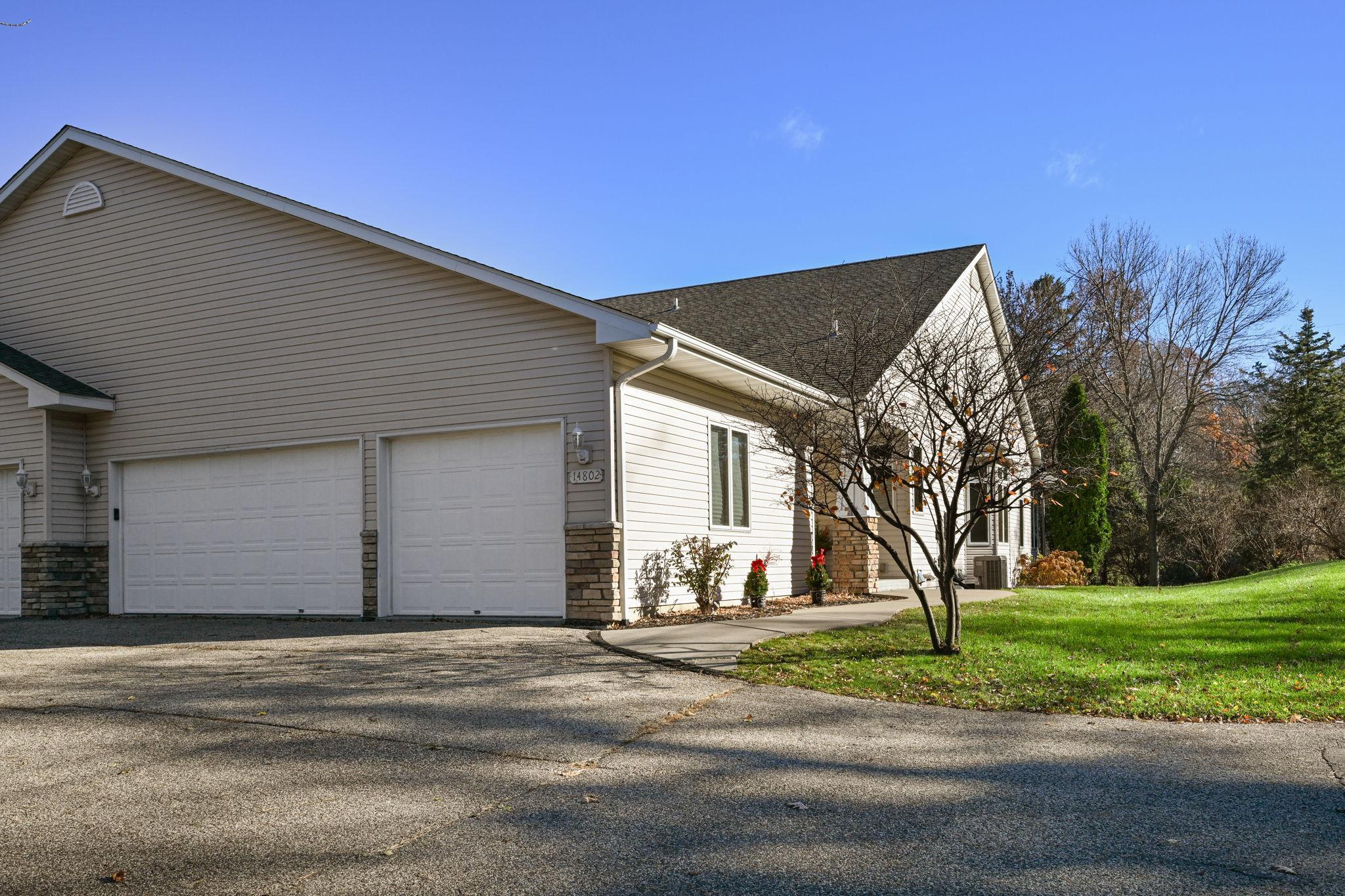 1-web-or-mls-14802 Margaret Pl 001Full.jpg