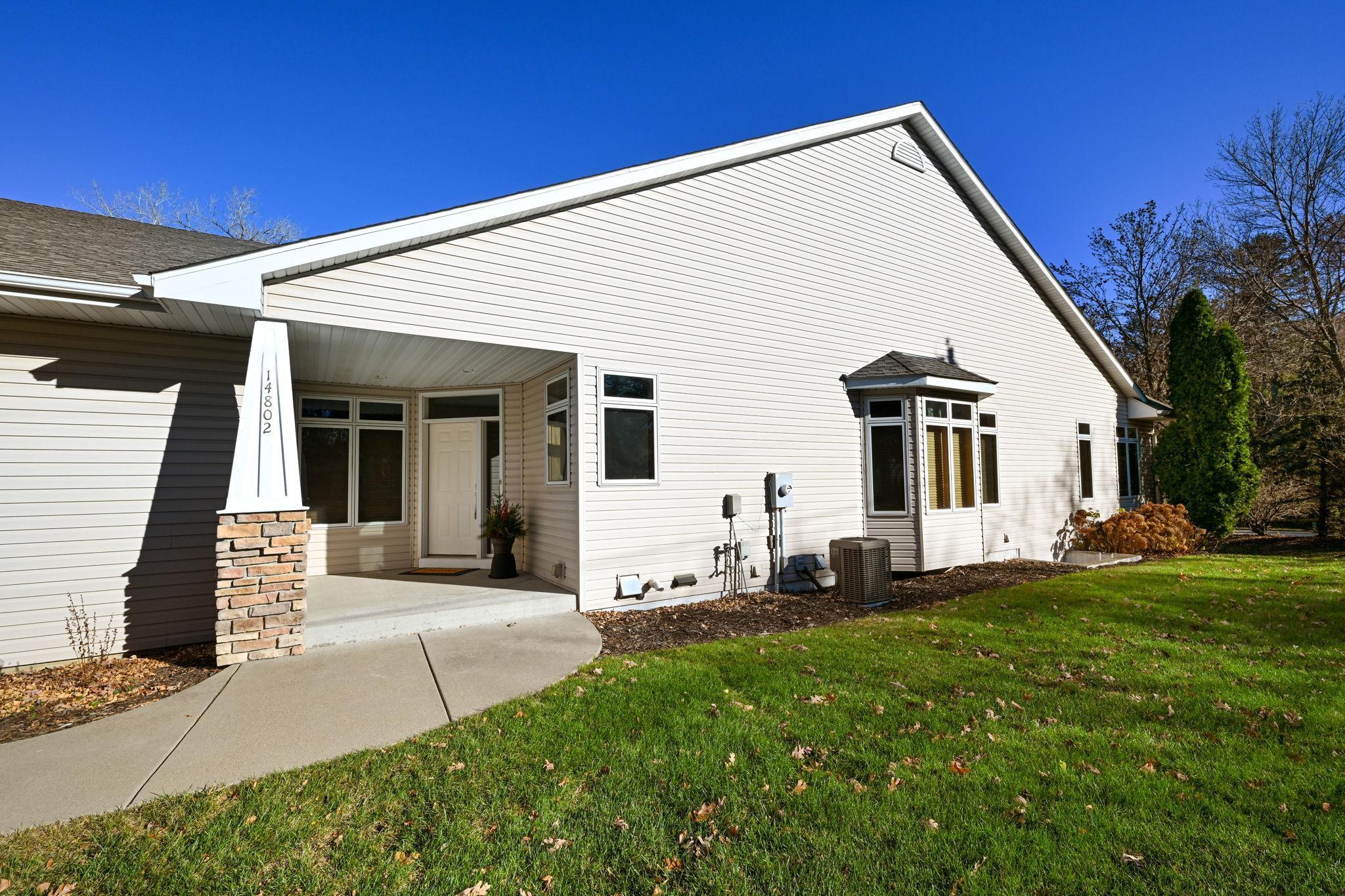 2-web-or-mls-14802 Margaret Pl 002Full.jpg