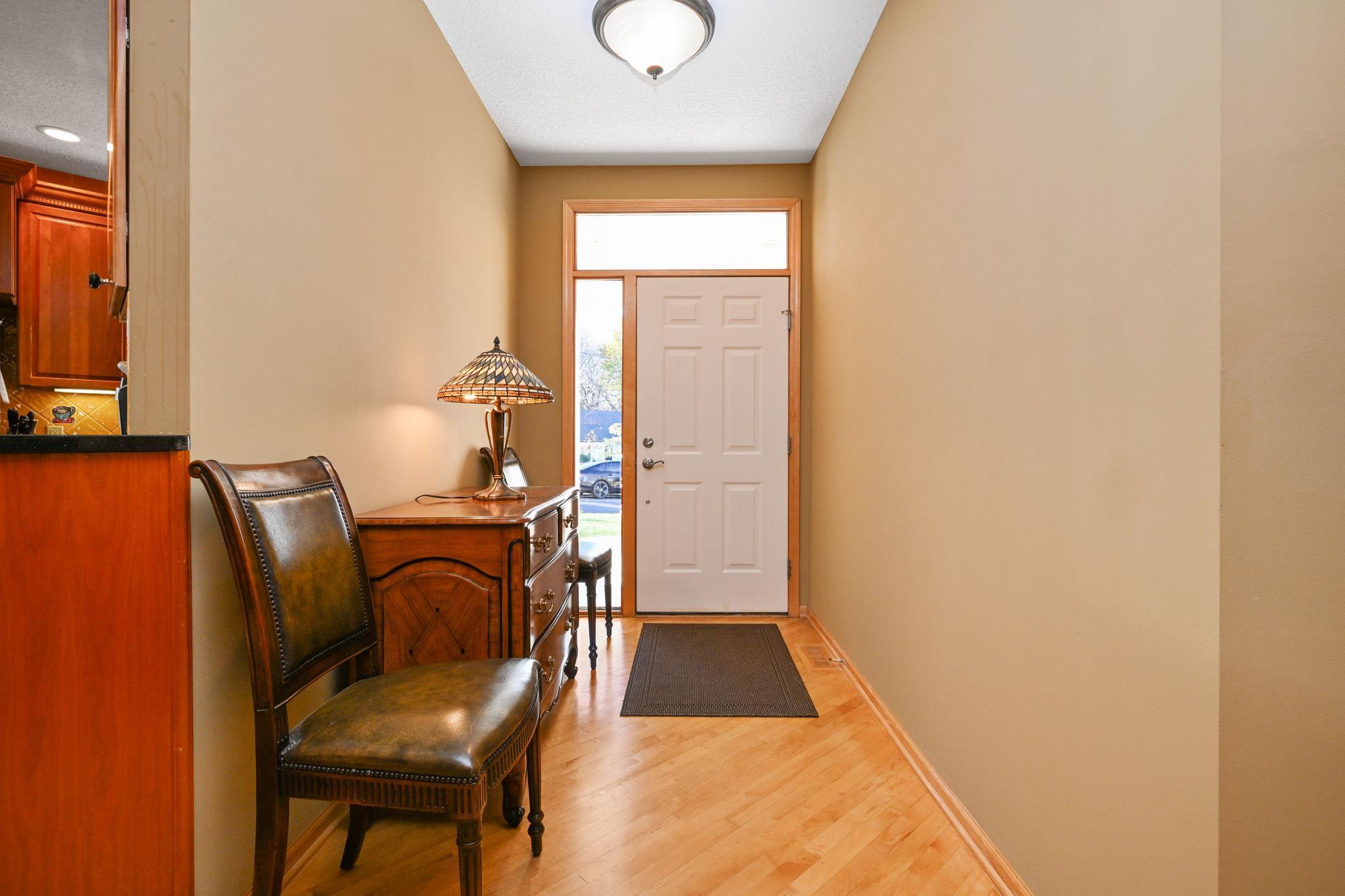 3-web-or-mls-14802 Margaret Pl 003Full.jpg