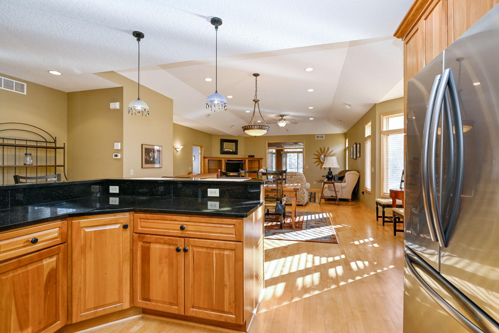 7-web-or-mls-14802 Margaret Pl 007Full.jpg