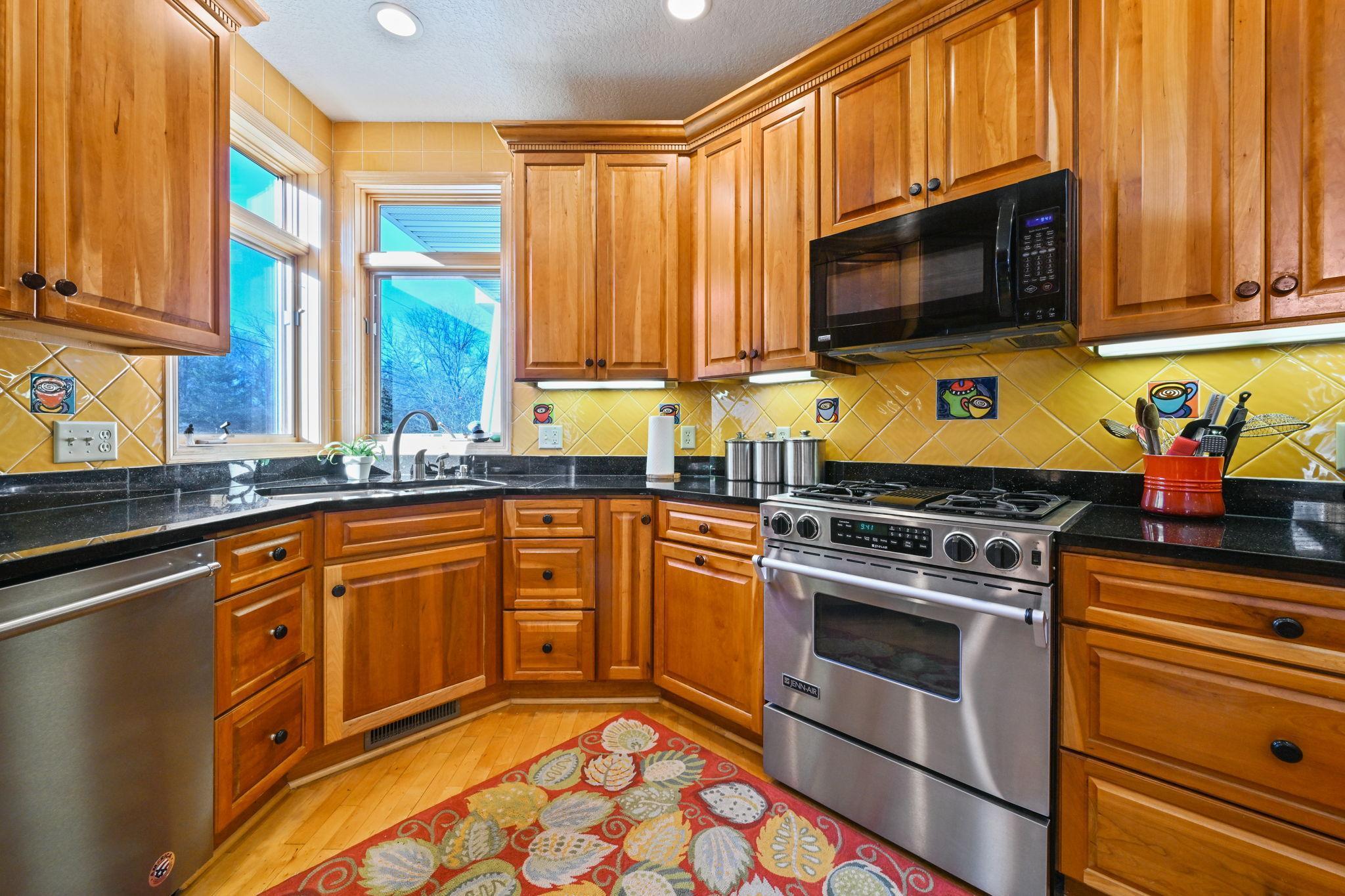 6-web-or-mls-14802 Margaret Pl 006Full.jpg