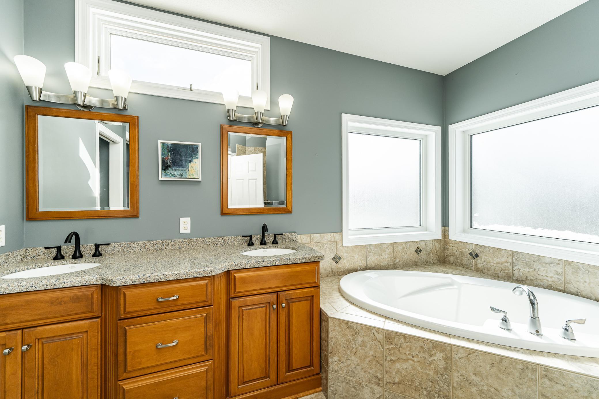 Primary bathroom/en suite