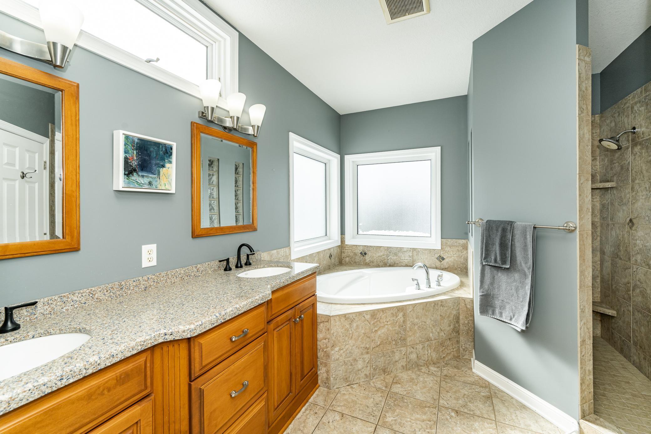 Primary bathroom/en suite (2)