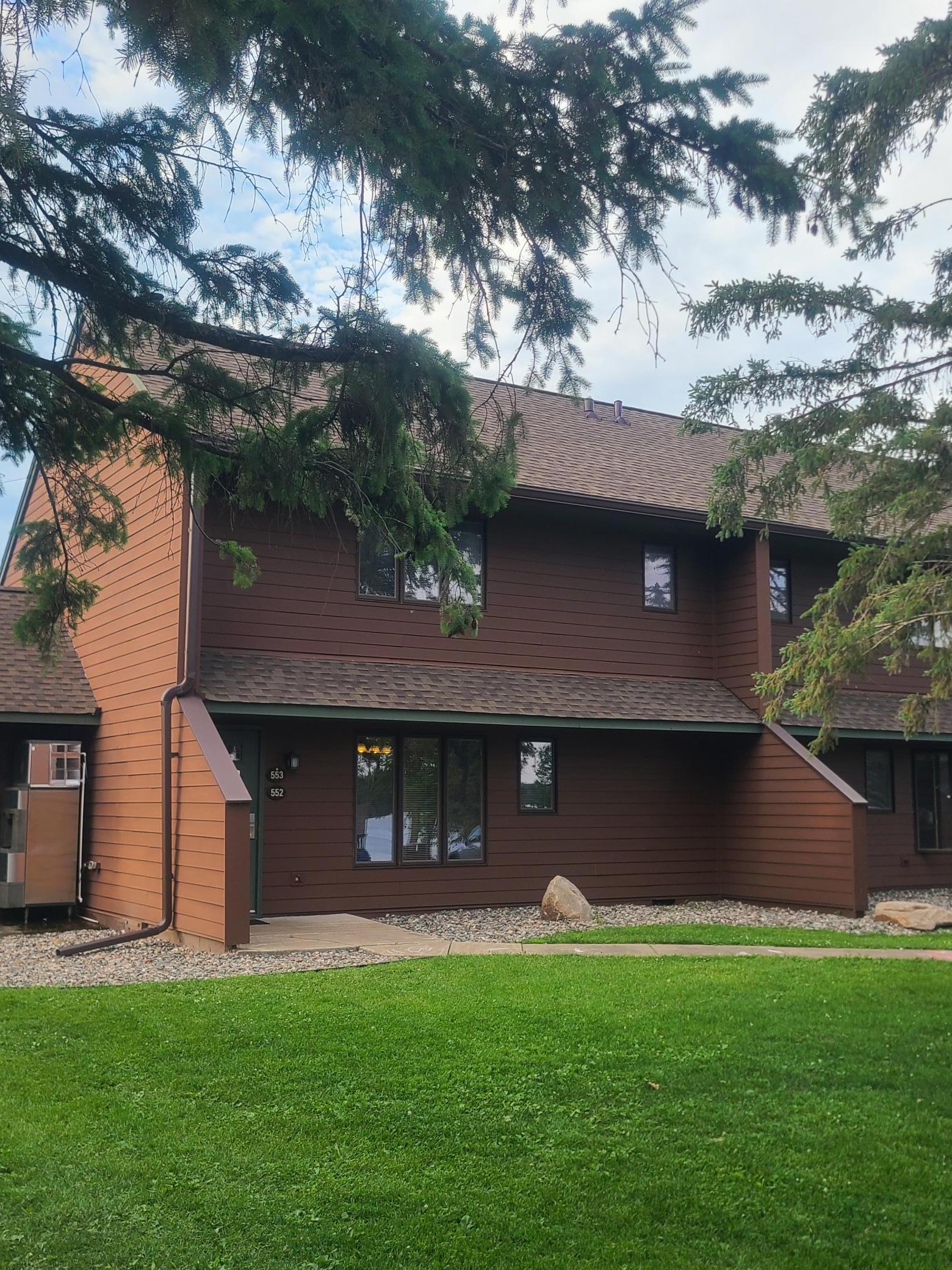 End unit with ice maching right near by.