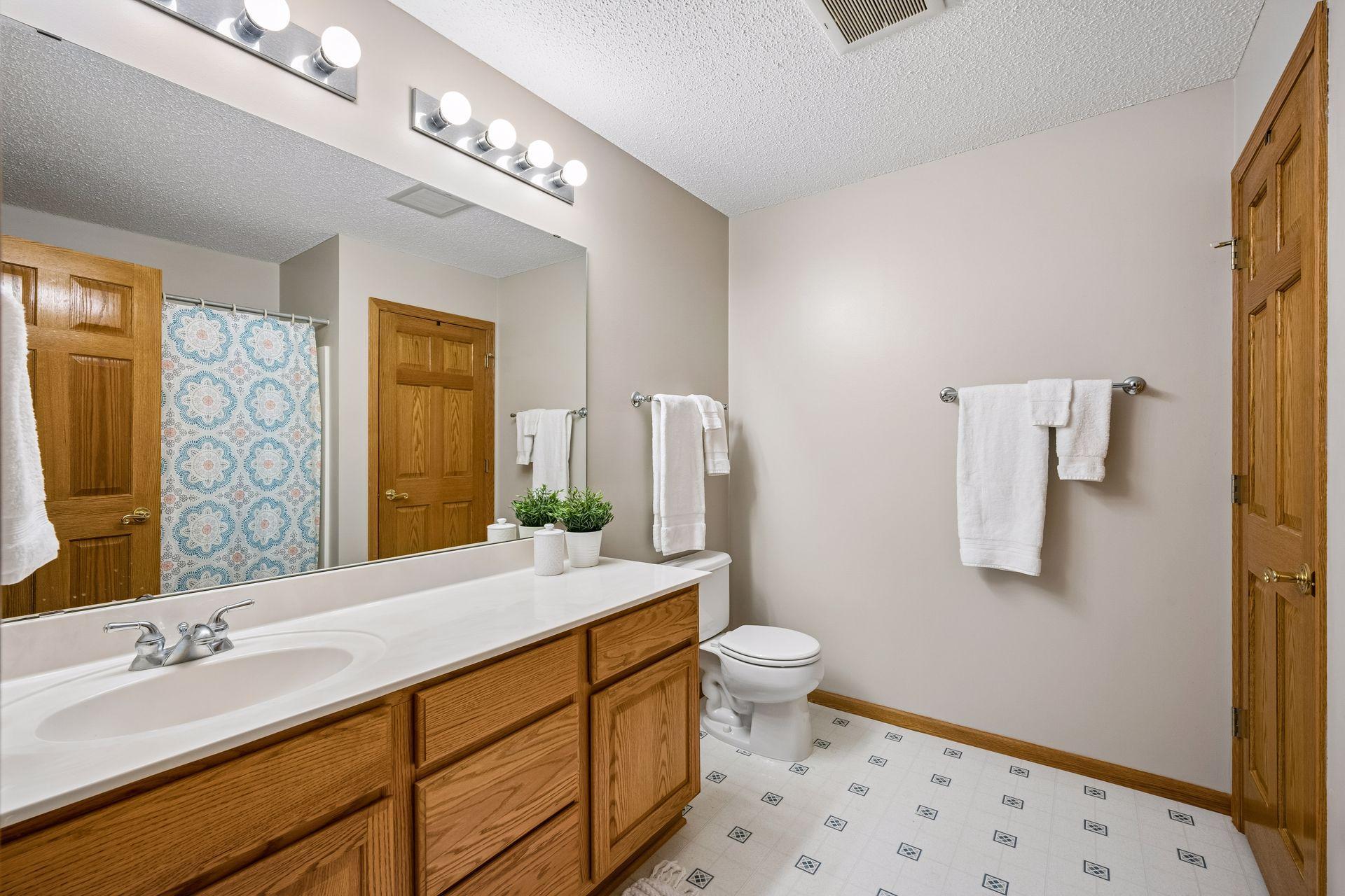 Well appointed full bathroom with linen closet