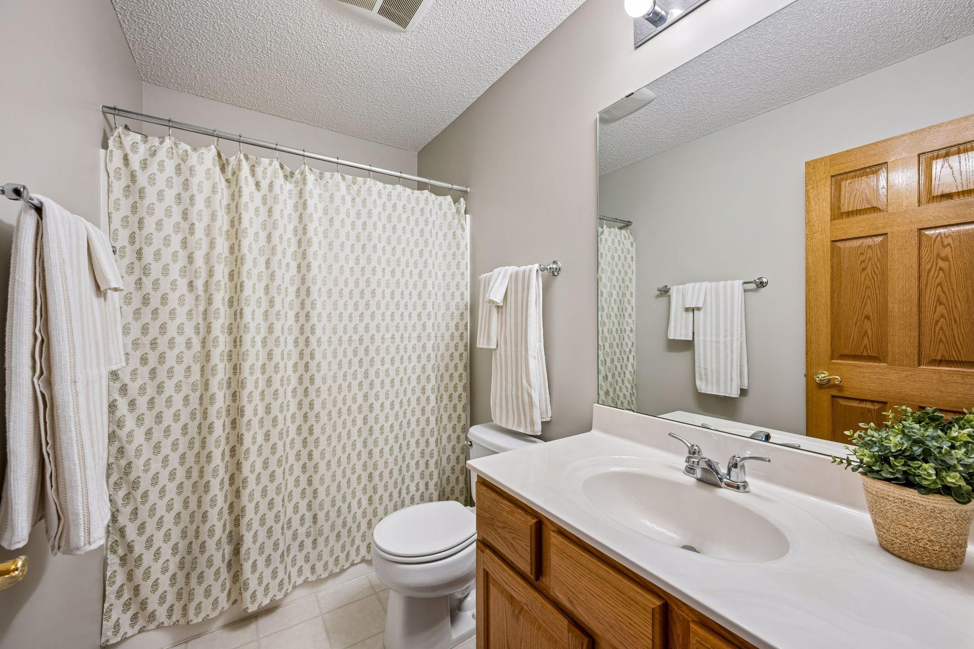 Upper level full bathroom