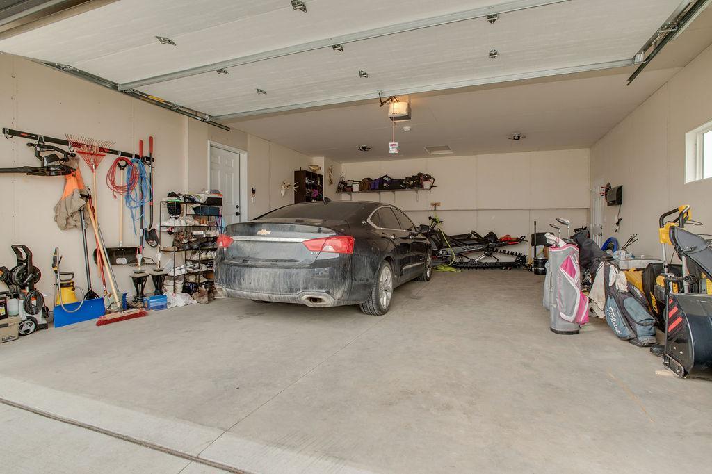 Extra Deep Garage!! 27 feet deep