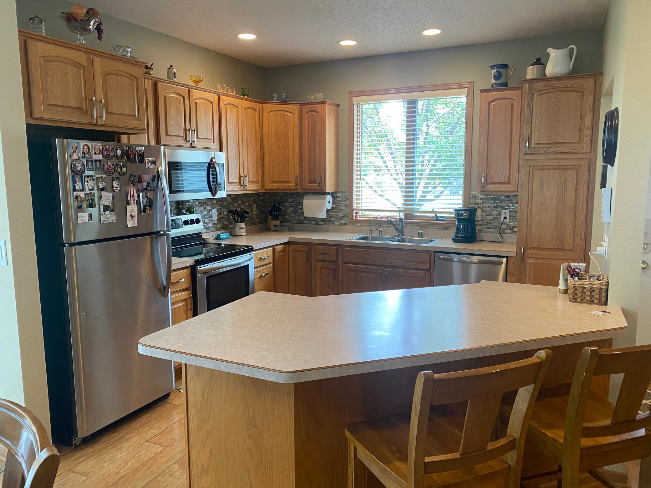 Kitchen with peninsula