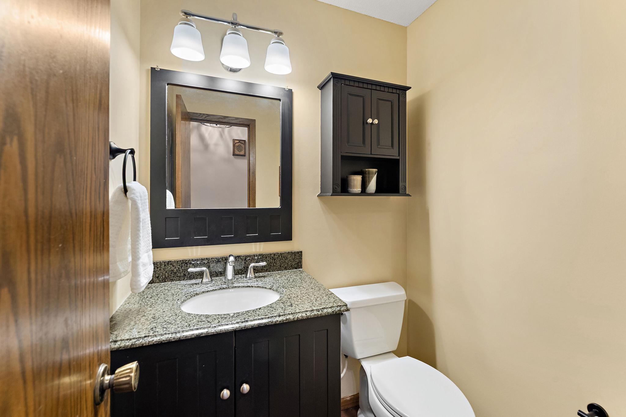 Main level 1/2 bath