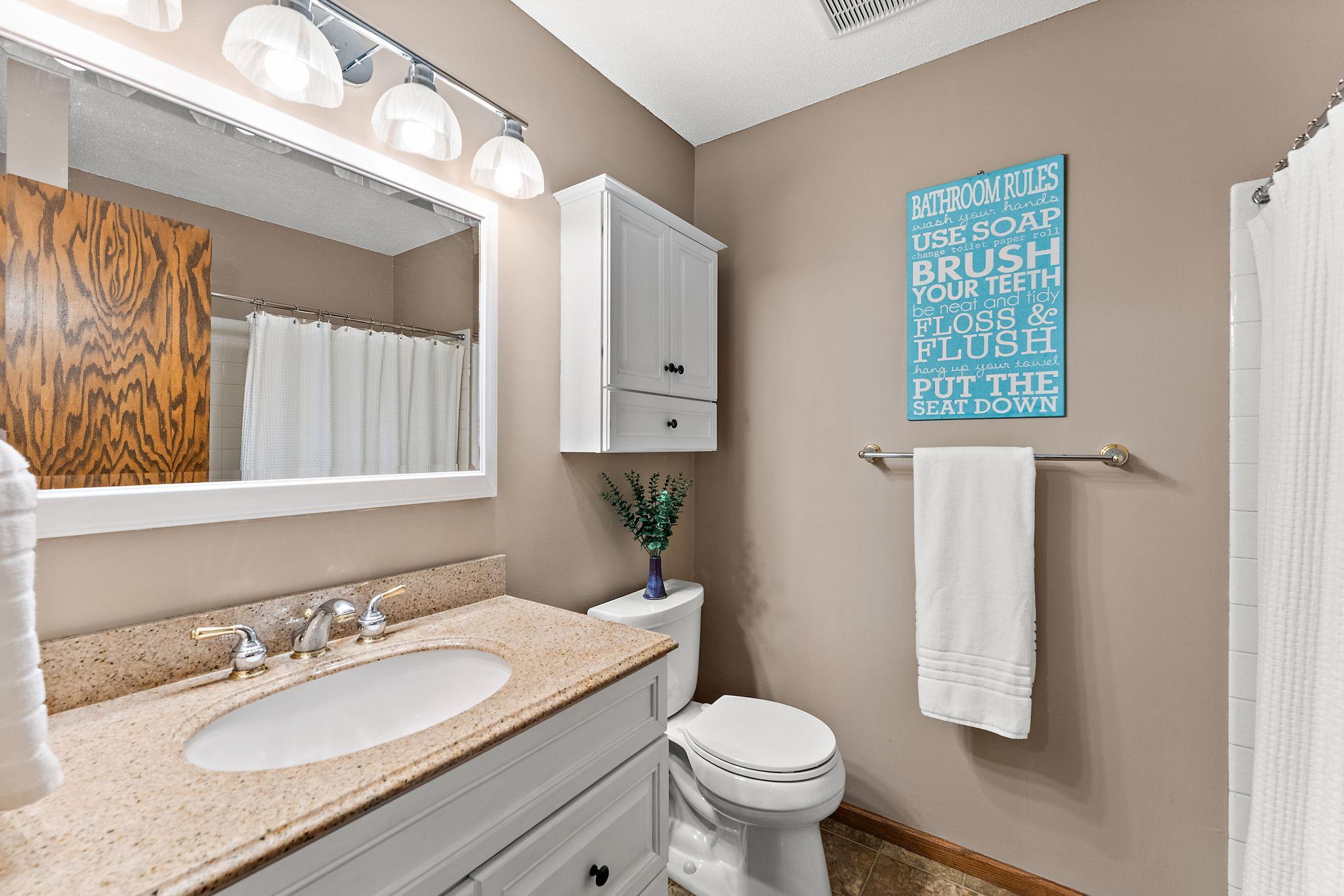 Nice upper level full bath