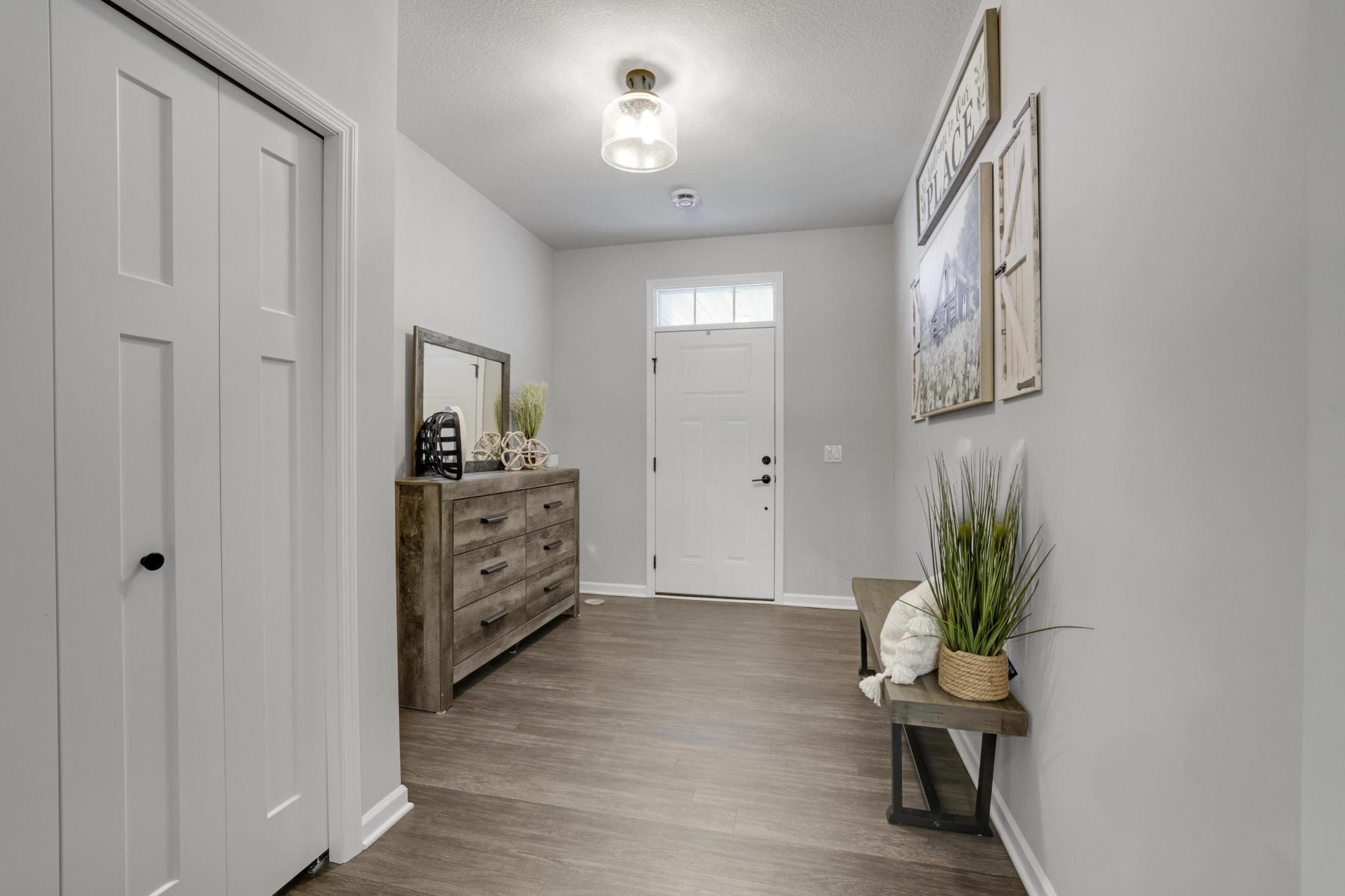 CLEAN CLEAN CLEAN!! Spacious entry way into this beautiful home!