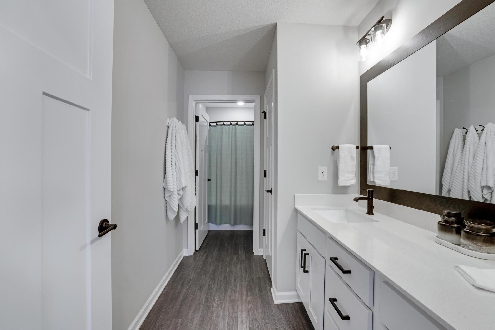 Upper level full bathroom.