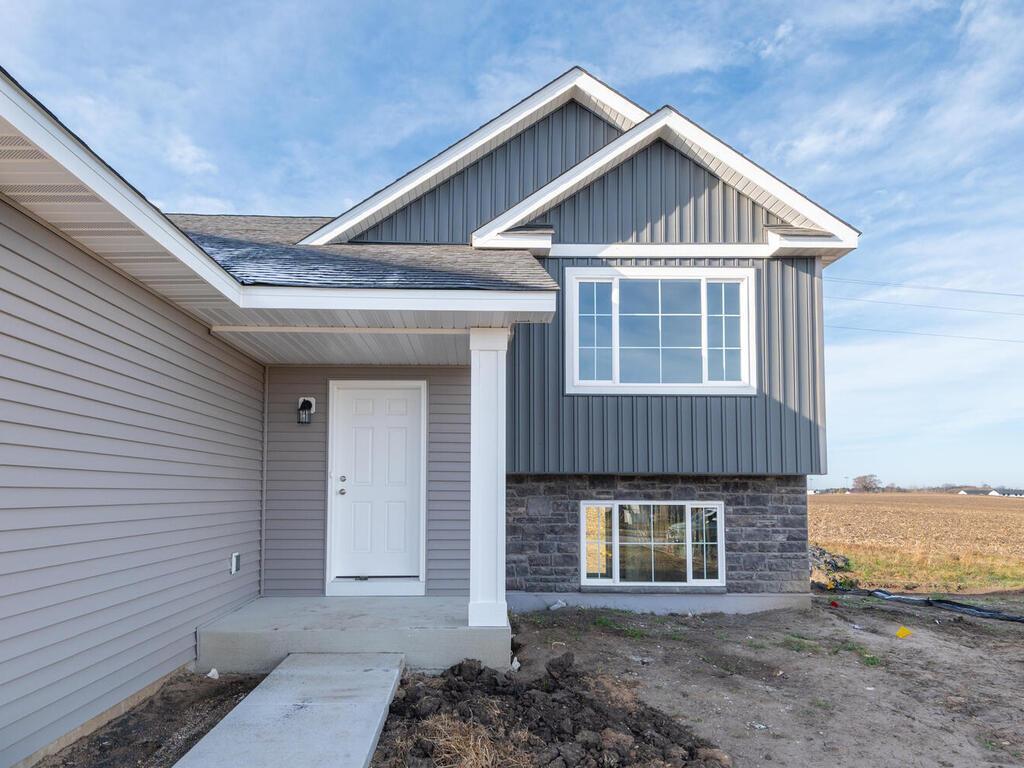 938 Prestwick Dr Belle Plaine MN