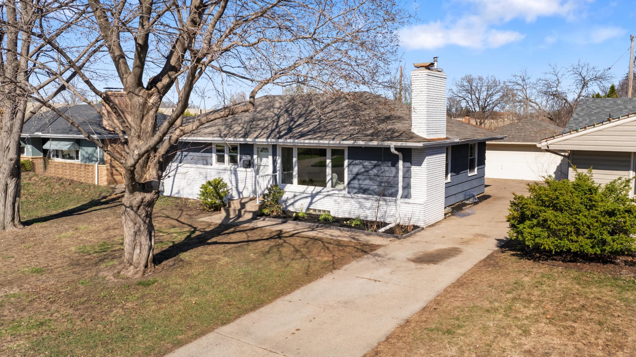 6211 Thomas Ave S- Front