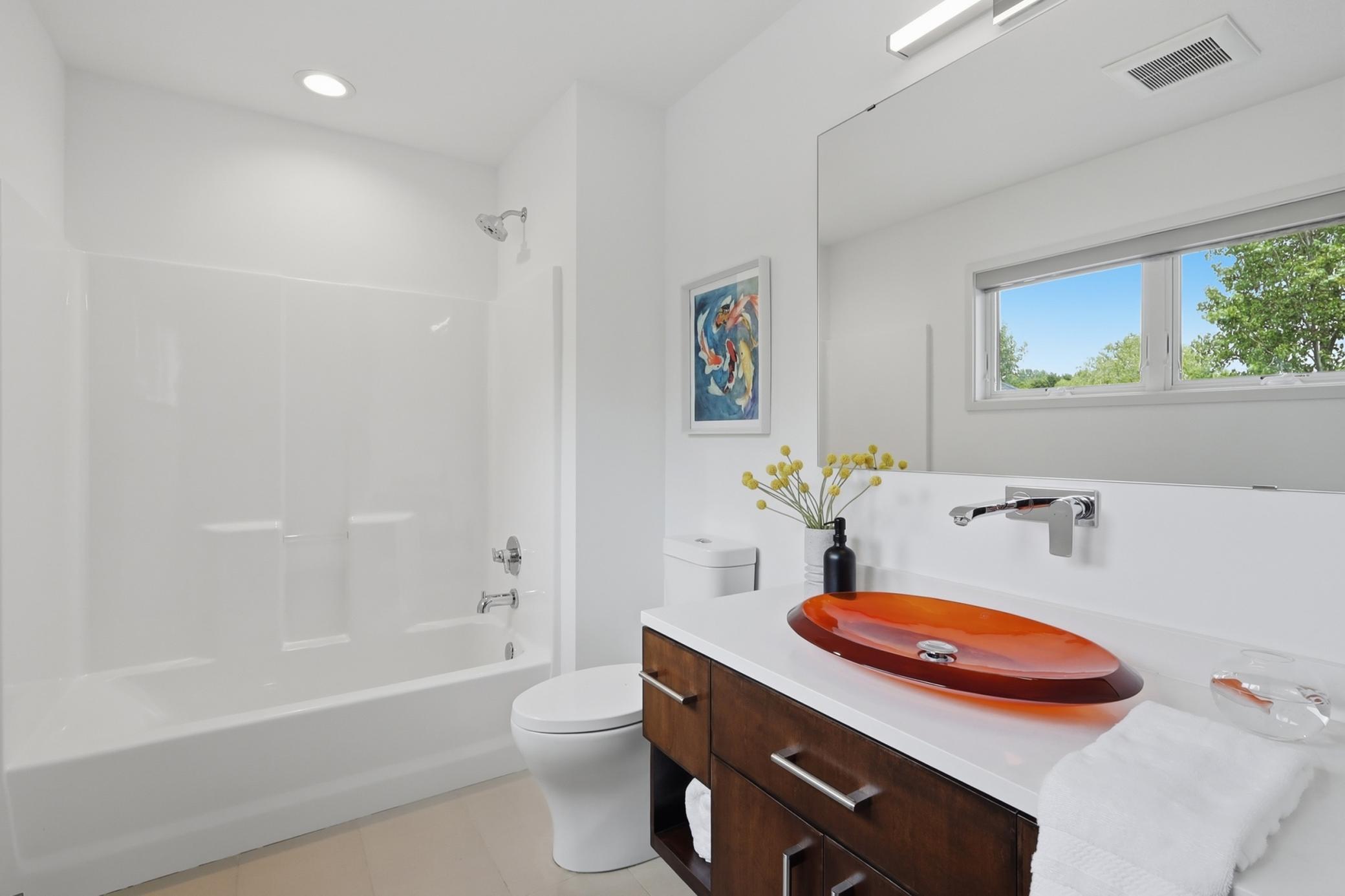 Upper level main full bathroom