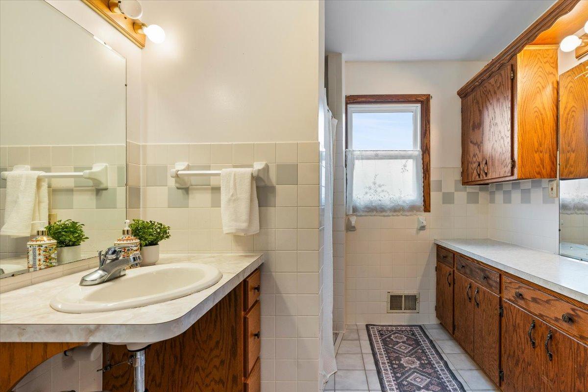 Main level bath