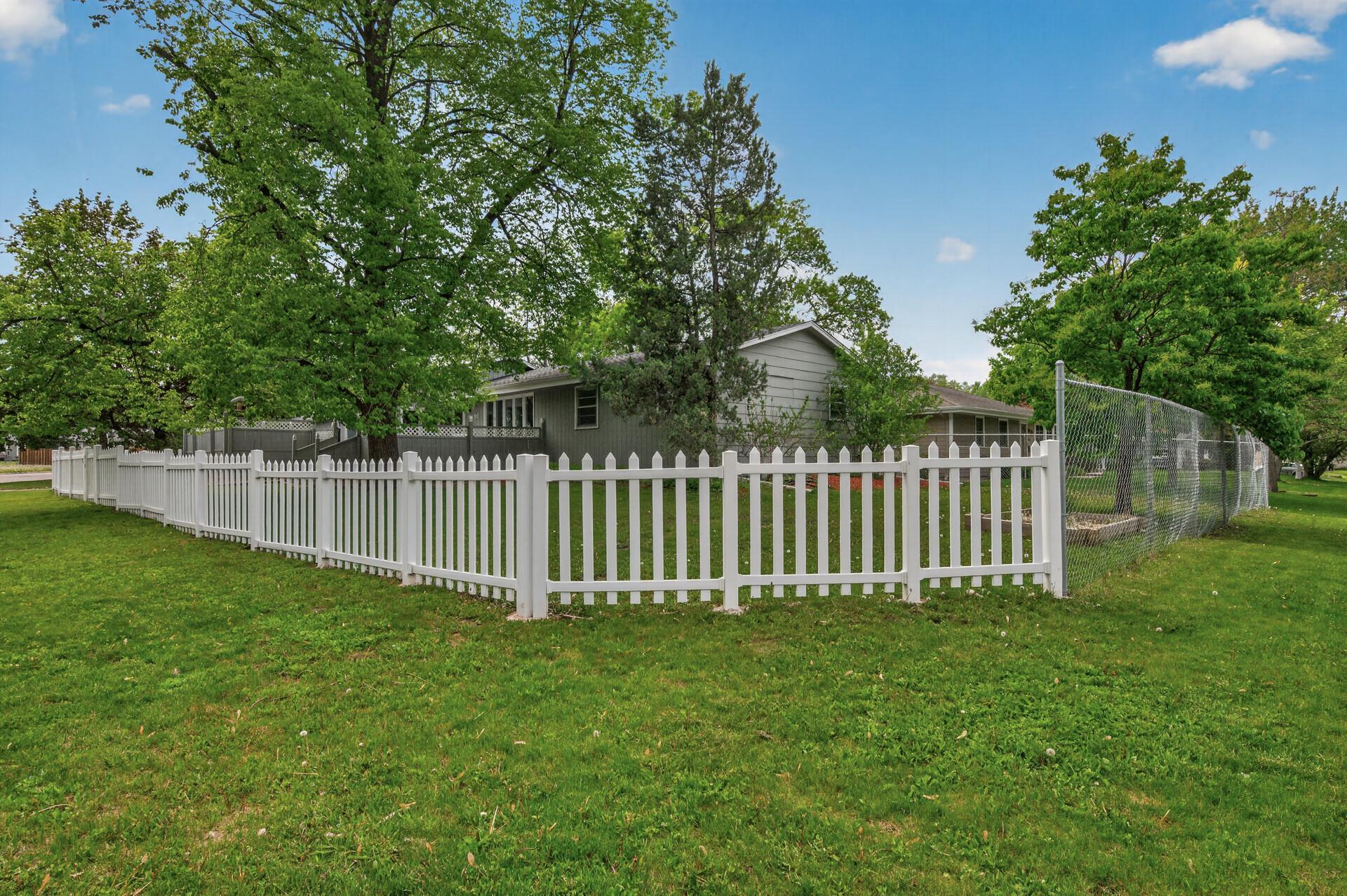 The white picket fence adds the perfect touch of charm the moment you pull up. ??.jpg