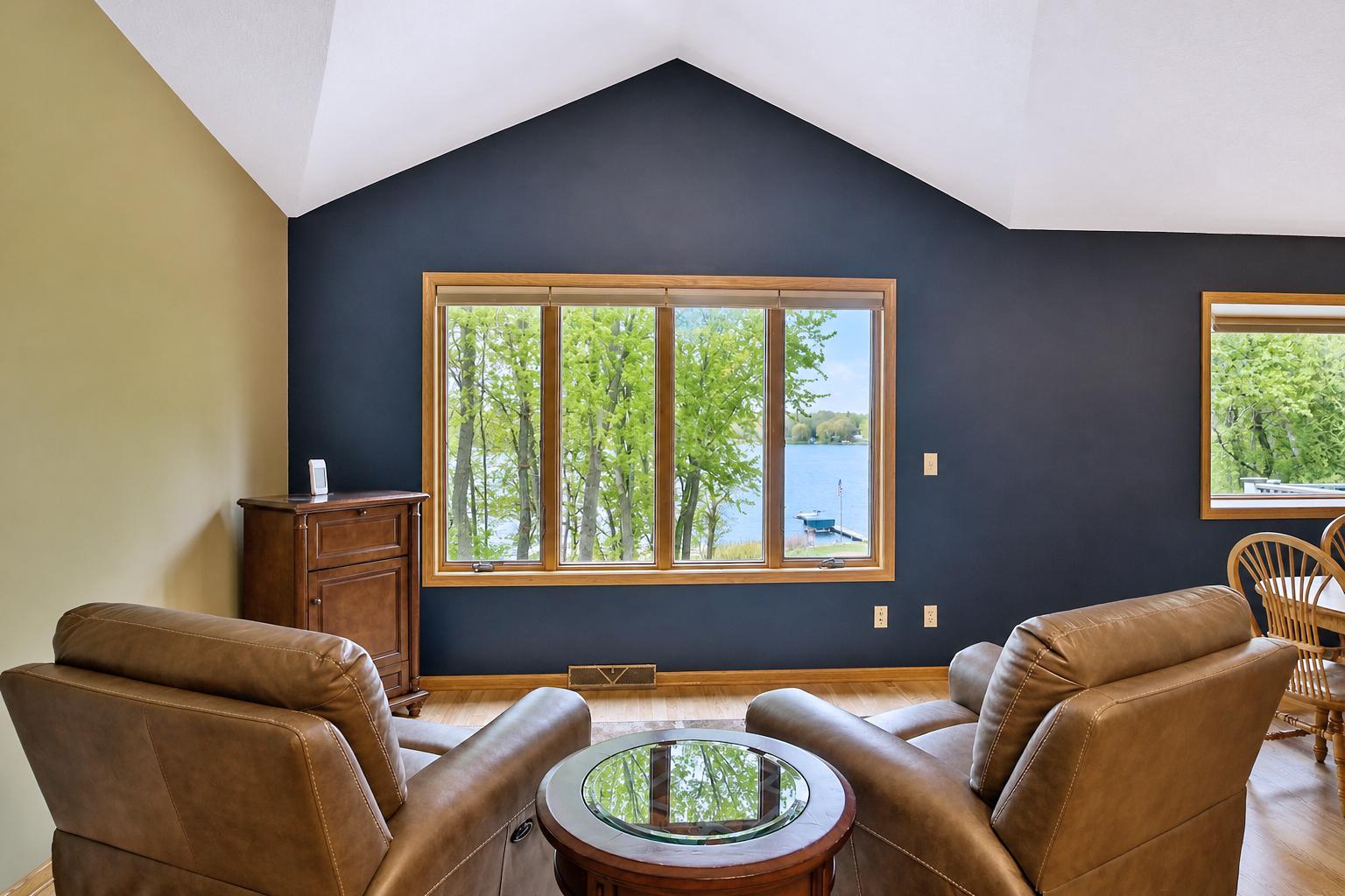 livingroom_lake view