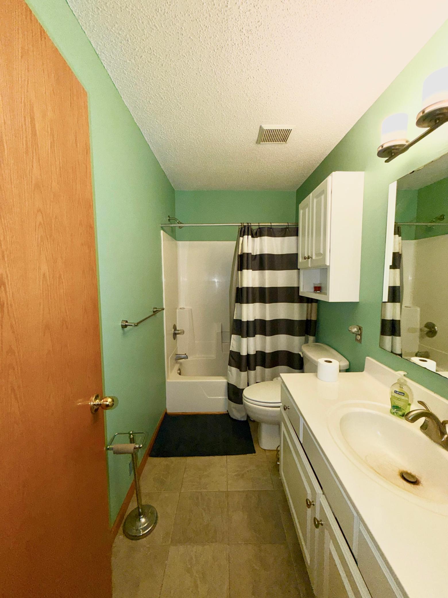 Upper level bath.jpg