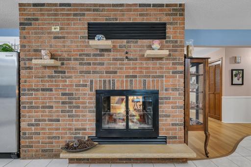 Cozy Fireplace (2-sided)