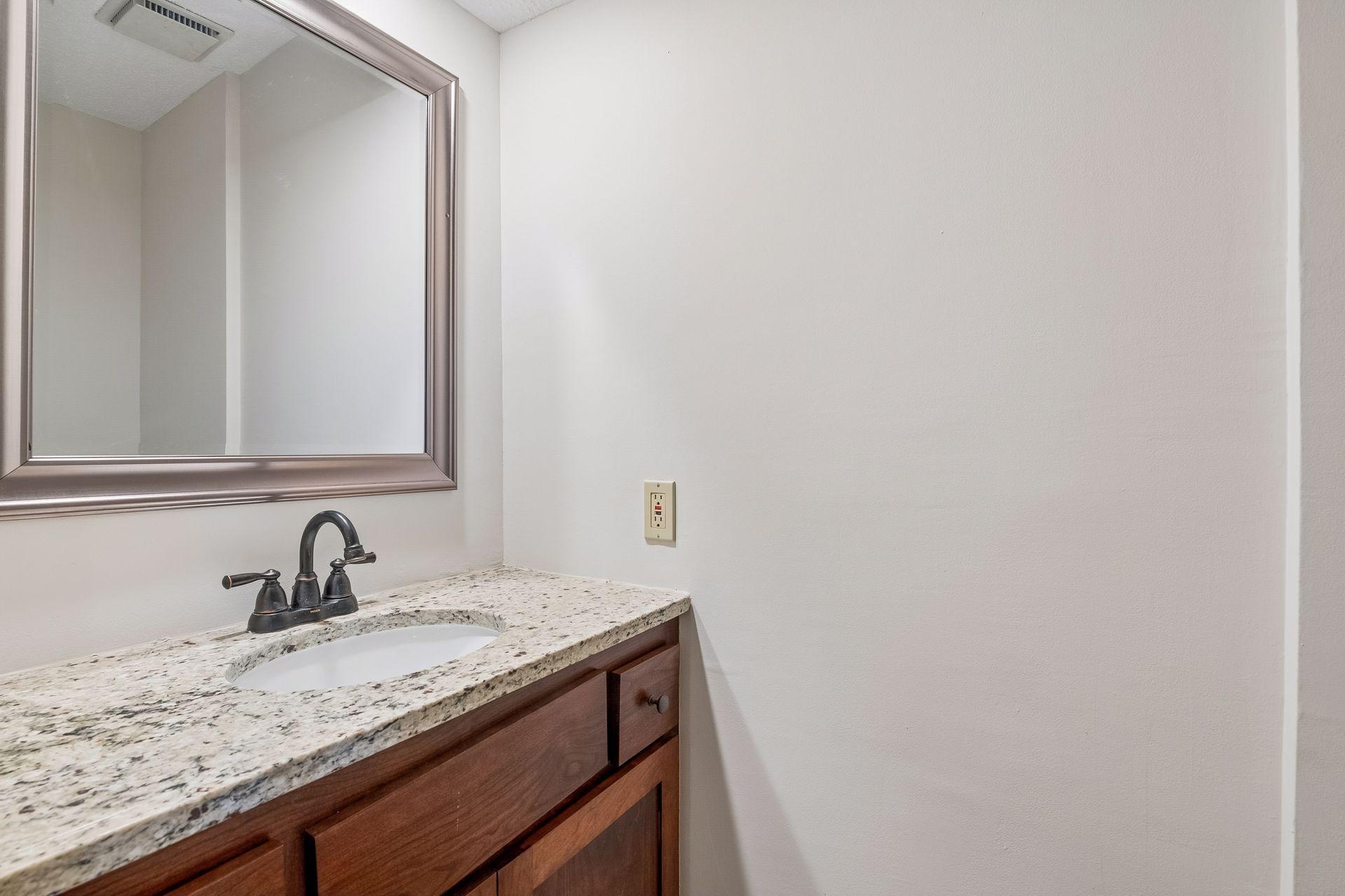 Main leve 1/2 Bath