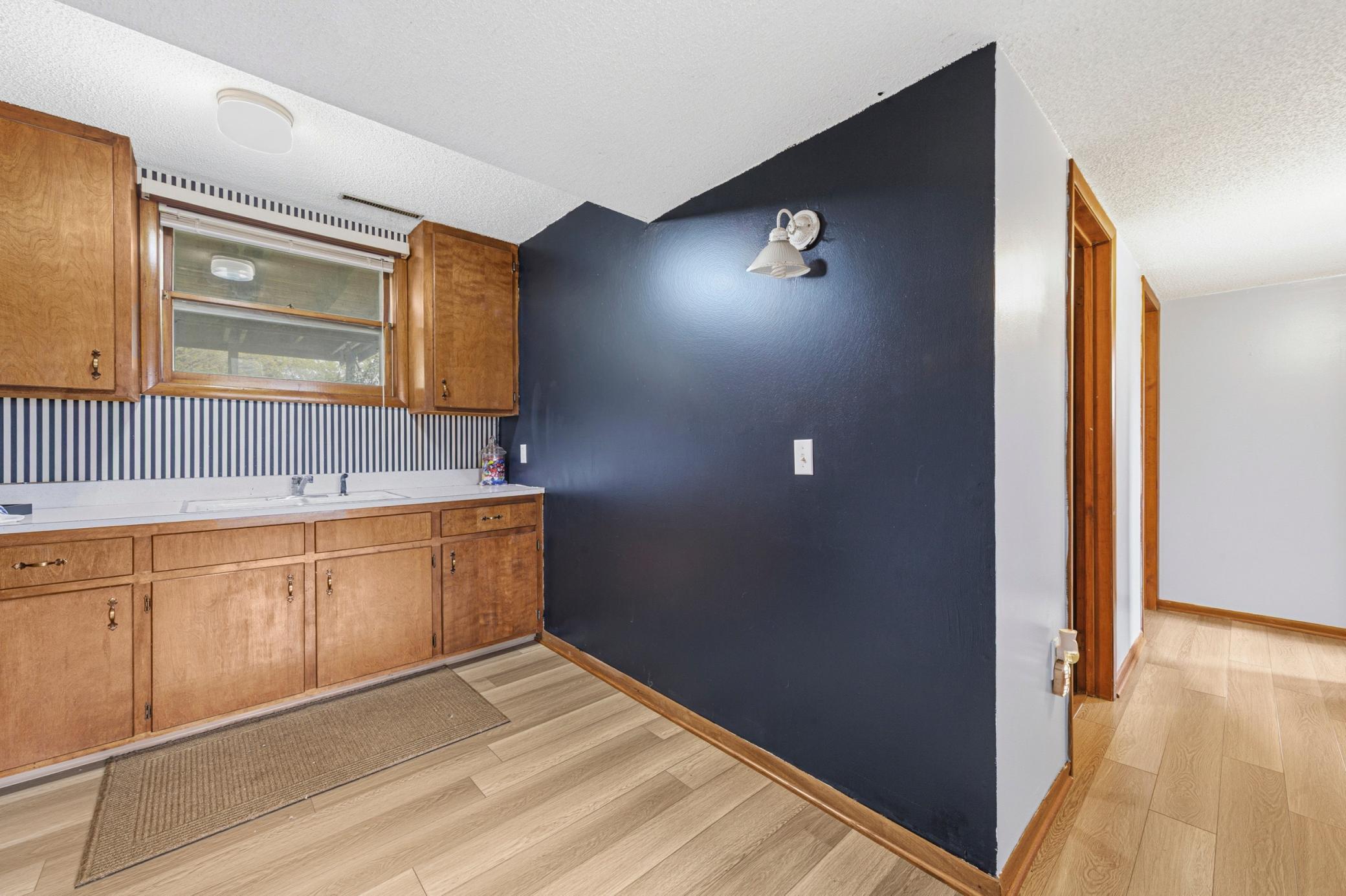 23 kitchen_lower.jpg