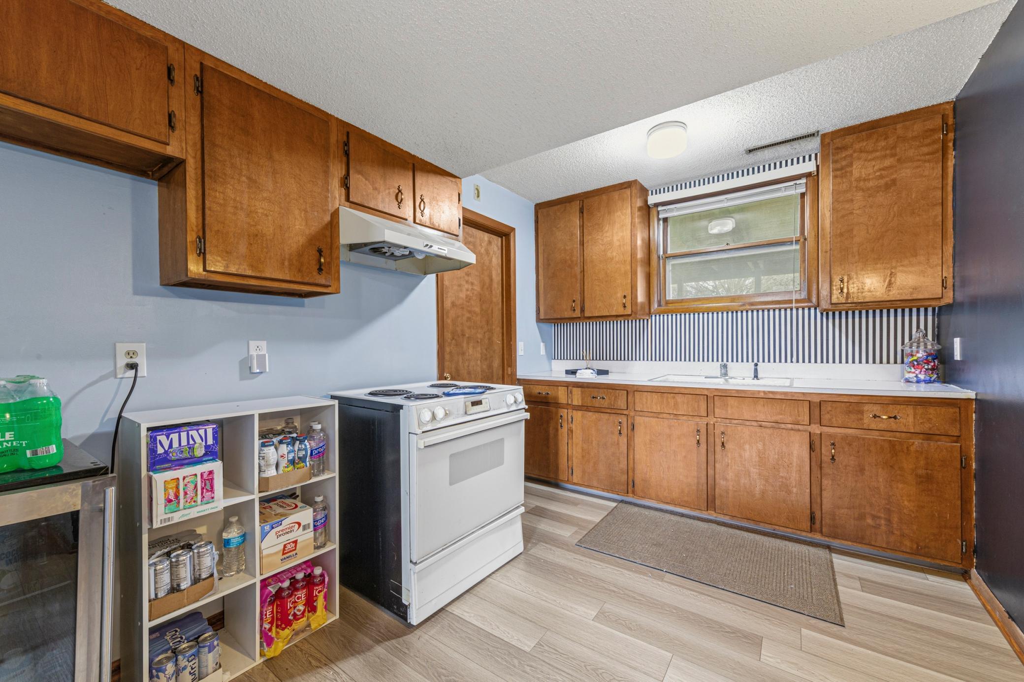 22 kitchen_lower.jpg