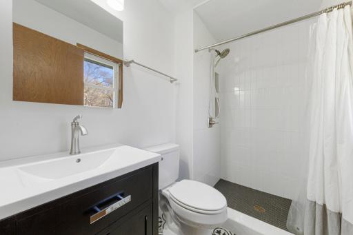 48 main bathroom.jpg