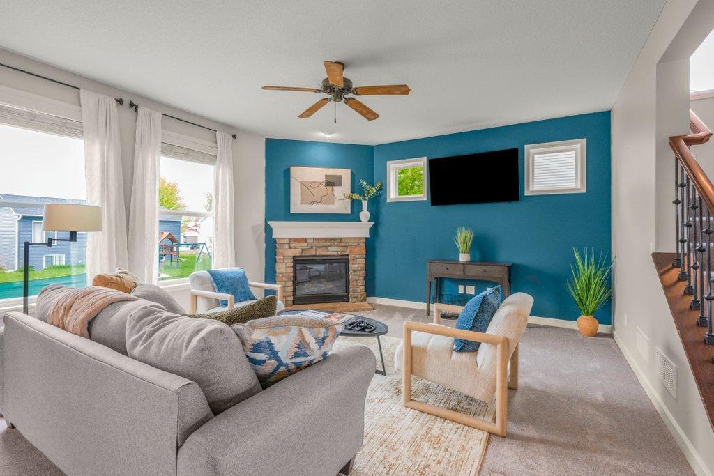 Spacious living room w/gas fireplace