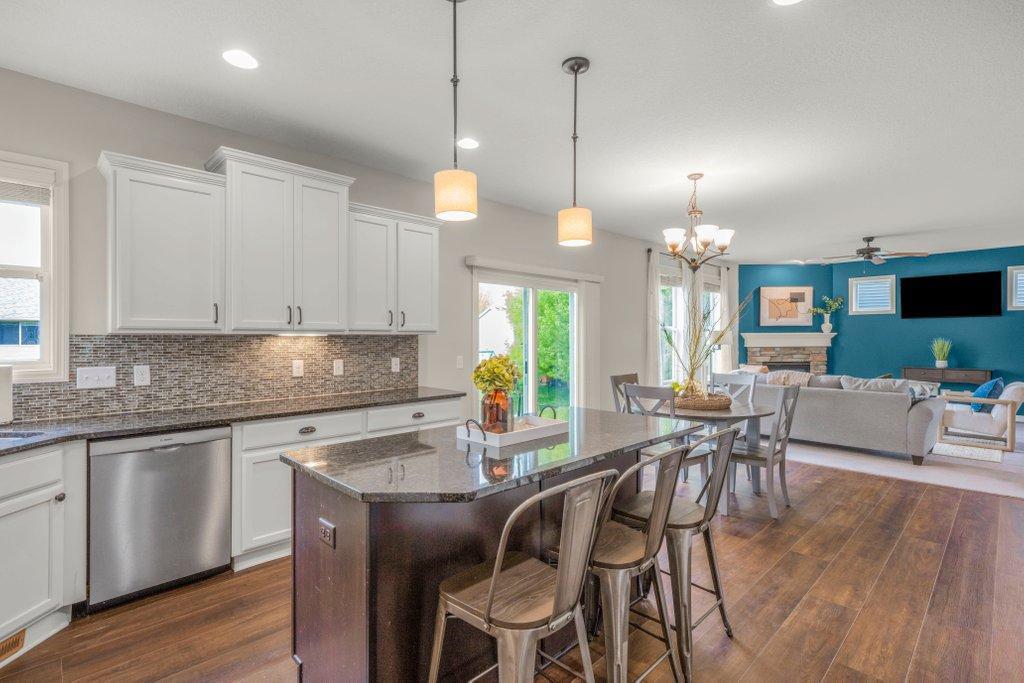 Large kitchen island w/breakfast bar